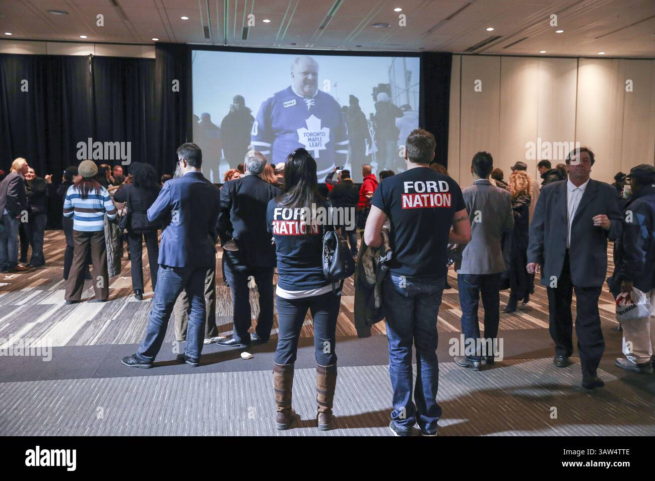 Le 30 mars 2016 - Toronto, Ontario, Canada - les partisans de Rob Ford célèbrent la vie de l'ancien maire lors d'un rassemblement public tenu au Centre des congrès de Toronto, après des funérailles publiques et une inhumation privée plus tôt dans la journée. Ford est mort le 22 mars d'une forme rare de cancer - il avait 46 ans. (Crédit image : © Christopher Drost/SHIFT digital via ZUMA Wire) Banque D'Images