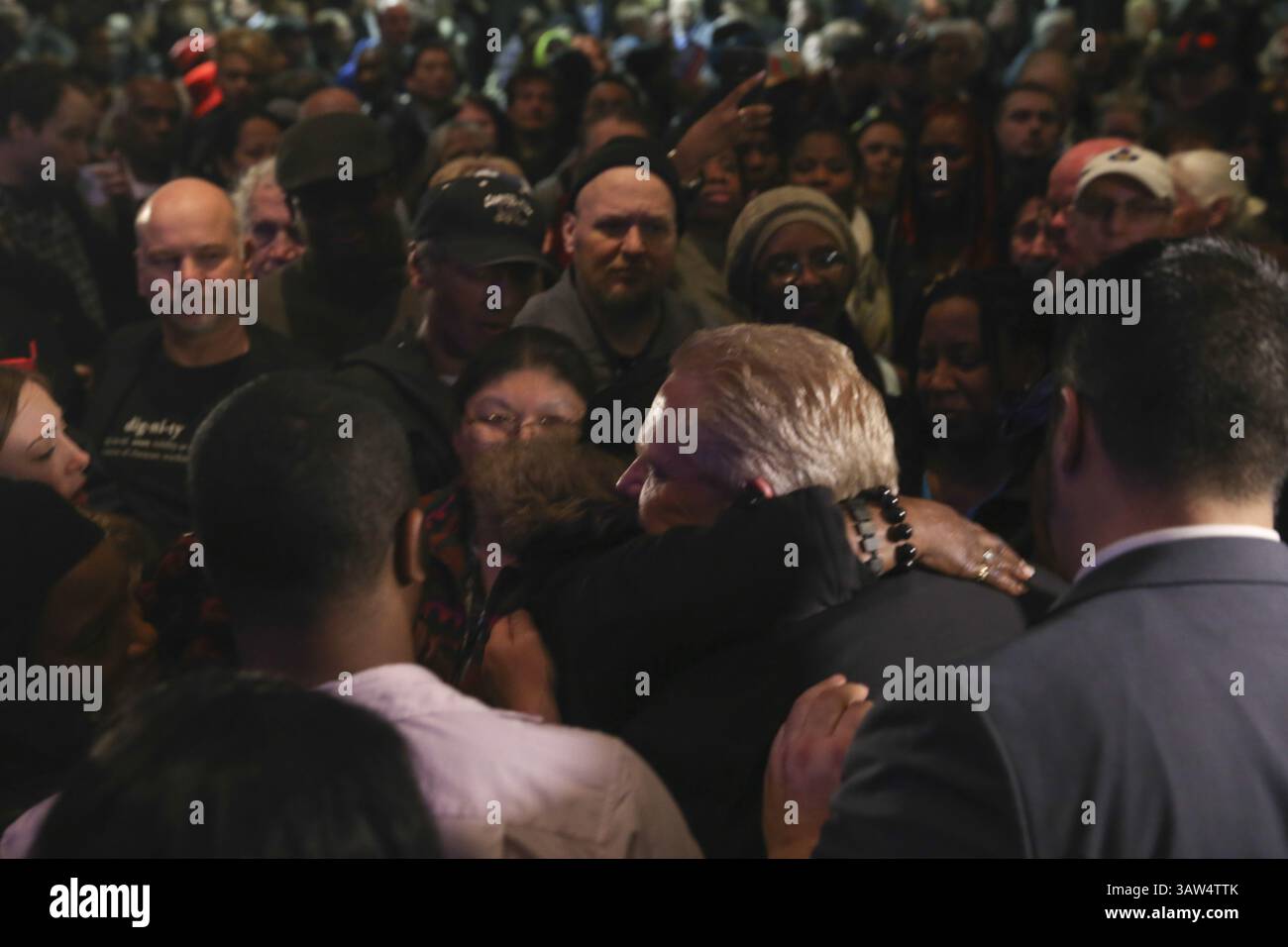 Le 30 mars 2016 - Toronto, Ontario, Canada - DOUG FORD, frère des partisans de Rob Ford Hugs, s'est réuni pour célébrer la vie de l'ancien maire de Toronto, après des funérailles publiques et une inhumation privée plus tôt dans la journée. Ford est décédé le 22 mars d'une forme rare de cancer. Il avait 46 ans. (Crédit image : © Christopher Drost/SHIFT digital via ZUMA Wire) Banque D'Images