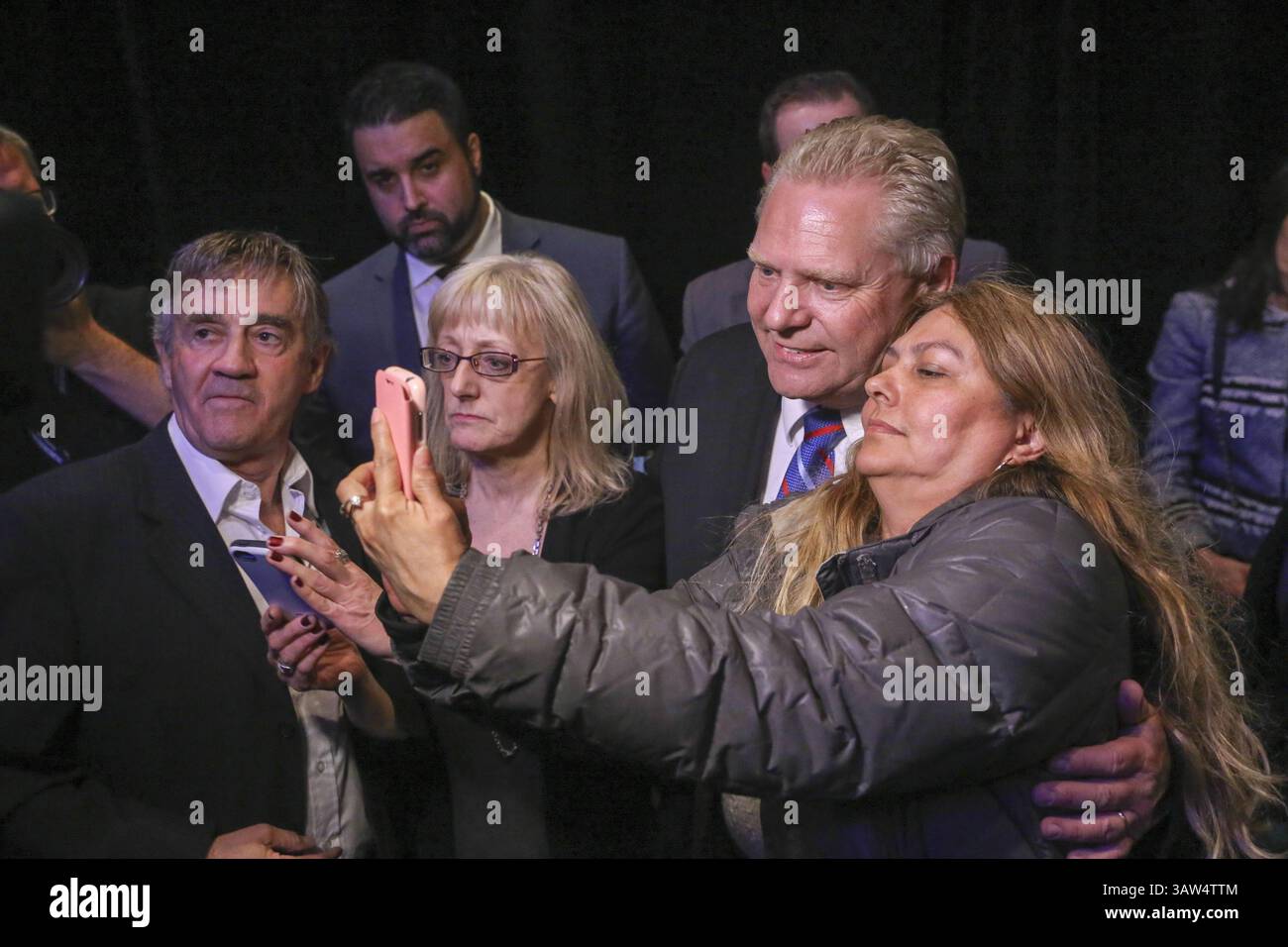 30 mars 2016 - Toronto, Ontario, Canada - DOUG FORD, frère de Rob FORD, prend des selfies avec des partisans réunis lors d'une célébration pour se souvenir de la vie de l'ancien maire de Toronto, après des funérailles publiques civiques et une inhumation privée plus tôt dans la journée. Ford est décédé le 22 mars d'une forme rare de cancer. Il avait 46 ans. (Crédit image : © Christopher Drost/SHIFT digital via ZUMA Wire) Banque D'Images
