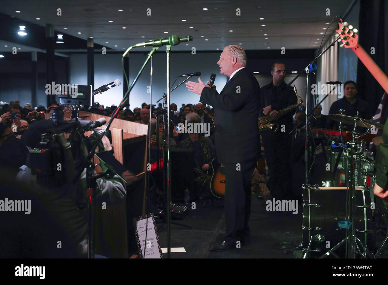 Le 30 mars 2016 - Toronto, Ontario, Canada - DOUG FORD, frère de Rob FORD, s'adresse à des partisans réunis lors d'une célébration en souvenir de la vie de l'ancien maire de Toronto, à la suite d'un enterrement civique public et d'une inhumation privée plus tôt dans la journée. Ford est décédé le 22 mars d'une forme rare de cancer. Il avait 46 ans. (Crédit image : © Christopher Drost/SHIFT digital via ZUMA Wire) Banque D'Images