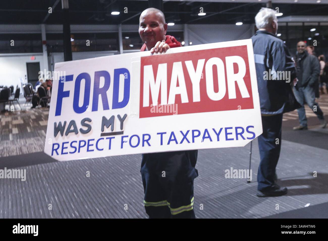 Le 30 mars 2016 - Toronto, Ontario, Canada - les partisans de Rob Ford célèbrent la vie de l'ancien maire lors d'un rassemblement public tenu au Centre des congrès de Toronto, après des funérailles publiques et une inhumation privée plus tôt dans la journée. Ford est mort le 22 mars d'une forme rare de cancer - il avait 46 ans. (Crédit image : © Christopher Drost/SHIFT digital via ZUMA Wire) Banque D'Images