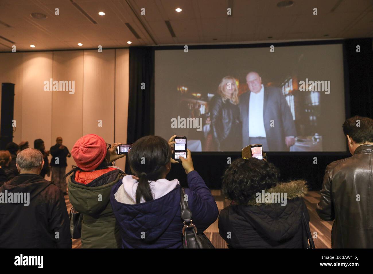 Le 30 mars 2016 - Toronto, Ontario, Canada - les partisans de Rob Ford célèbrent la vie de l'ancien maire lors d'un rassemblement public tenu au Centre des congrès de Toronto, après des funérailles publiques et une inhumation privée plus tôt dans la journée. Ford est mort le 22 mars d'une forme rare de cancer - il avait 46 ans. (Crédit image : © Christopher Drost/SHIFT digital via ZUMA Wire) Banque D'Images