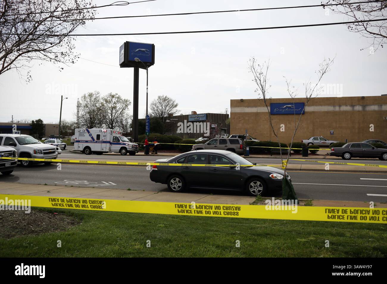 31 mars 2016 - Richmond, Virginie, U. S - Un homme a ouvert le feu sur un soldat de la police d'État et deux civils jeudi 31 mars 2016, à une station de bus Greyhound à Richmond, va. Le suspect a été tué, et l'officier est actuellement traité pour des blessures mettant sa vie en danger, tandis que les deux civils devraient survivre. (Crédit image : © Chet Strange via ZUMA Wire) Banque D'Images