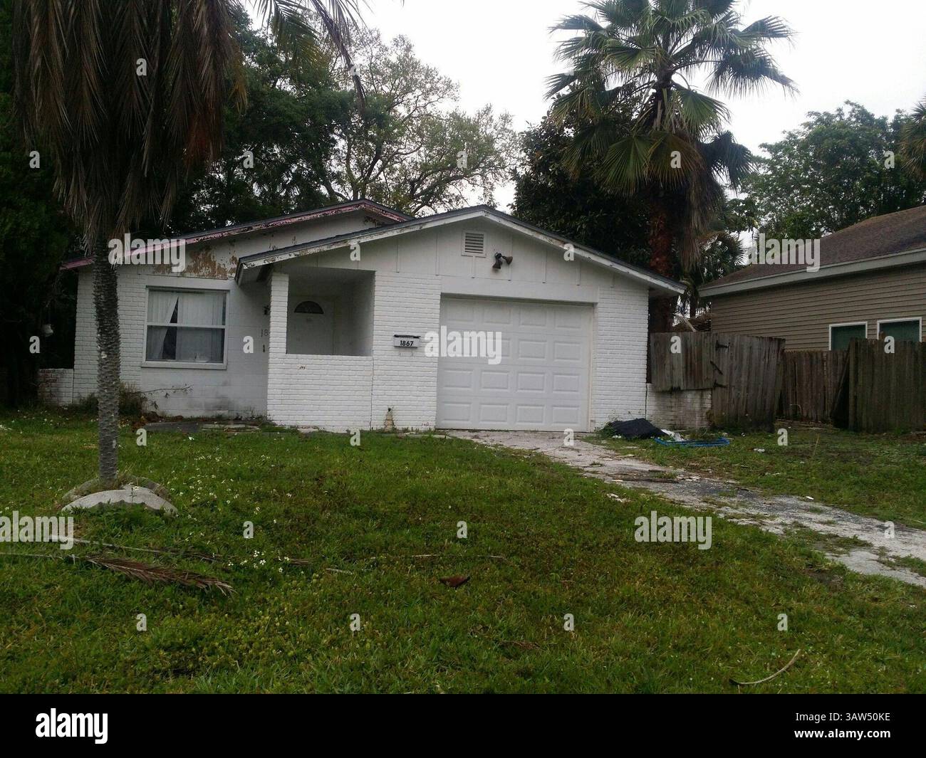 Avril 1, 2016 - Florida, États-Unis - Un homme qui a vécu dans cette maison dans le nord-est de Petersburg a signé l'acte à une société à responsabilité limitée de Tampa, mais il continue à recevoir des avis de violation du code de la ville de nouveaux Petersburg. SUSAN TAYLOR MARTIN | Times (crédit image : © Susan Taylor Martin/Tampa Bay Times via ZUMA Wire) Banque D'Images