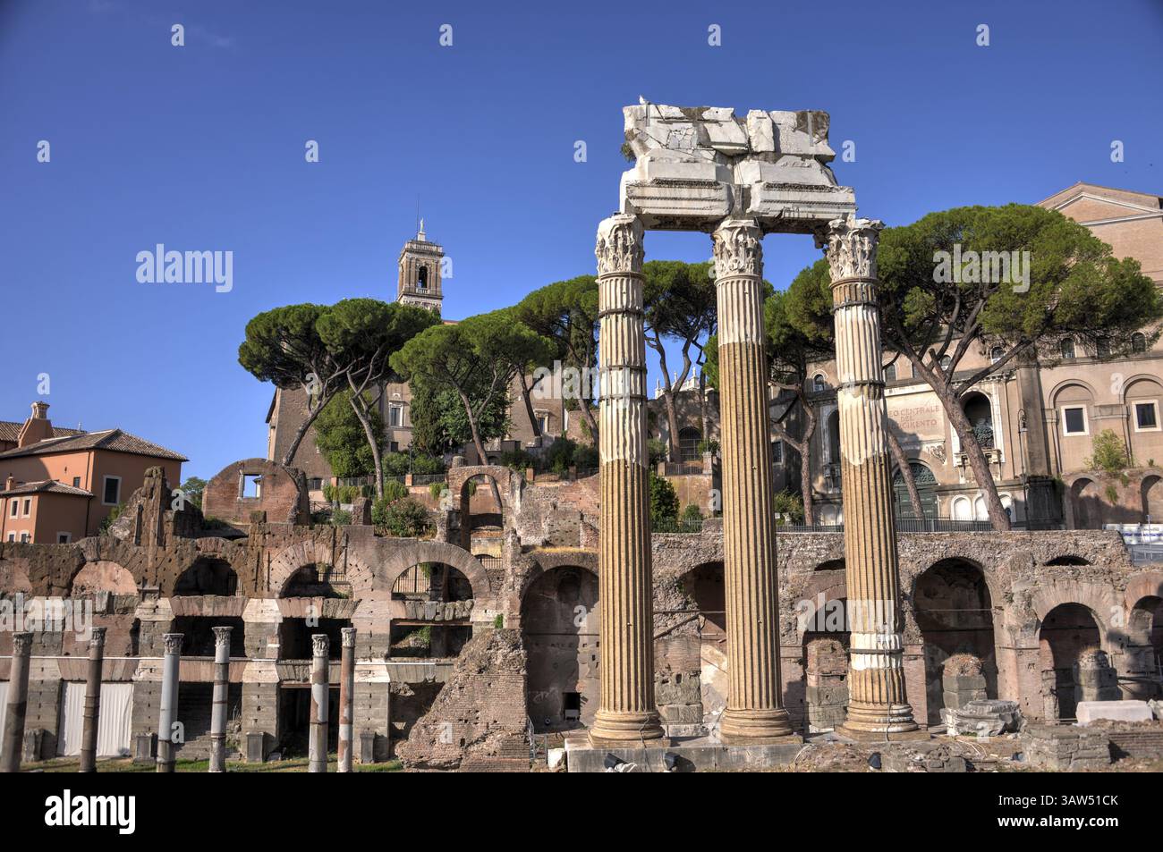 Rome, Italie - 1er septembre 2022 : le temple de Vénus est un temple en ruines du Forum de César dédié à la déesse romaine Vénus. Il a été dédié à t Banque D'Images Rome, Italie - 1er septembre 2022 : le temple de Vénus est un temple en ruines du Forum de César dédié à la déesse romaine Vénus. Il a été dédié à t Banque D'Images