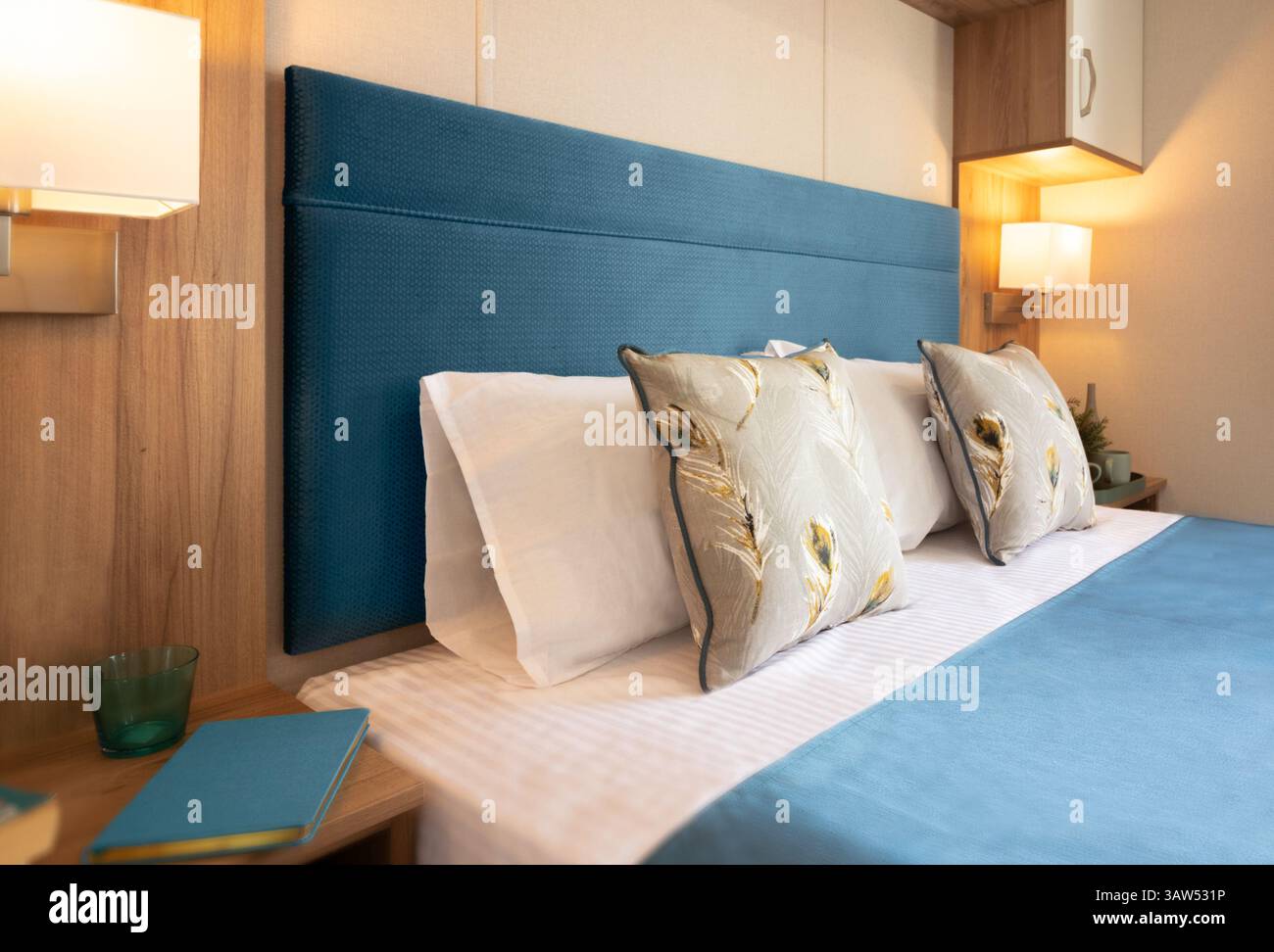 Lit dans la chambre - gros plan du lit fraîchement fait dans une chambre confortable moderne Banque D'Images