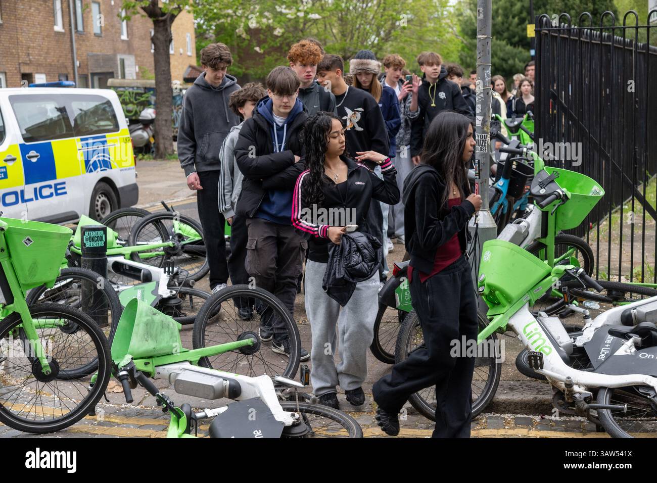 19/04/2025. Londres, Royaume-Uni les vélos Lime ont été abandonnés dans les rues alors que des centaines d'adolescents font la queue à Shoreditch pour recevoir le calipack de loto poser 420 contenant des autocollants et la chance de gagner des vêtements poser London gratuits dans un magasin de Soho. Remarque les autorisations n'ont pas été demandées à la photographie des 18 ans sur cette photo. Crédit photo : Ray Tang Banque D'Images