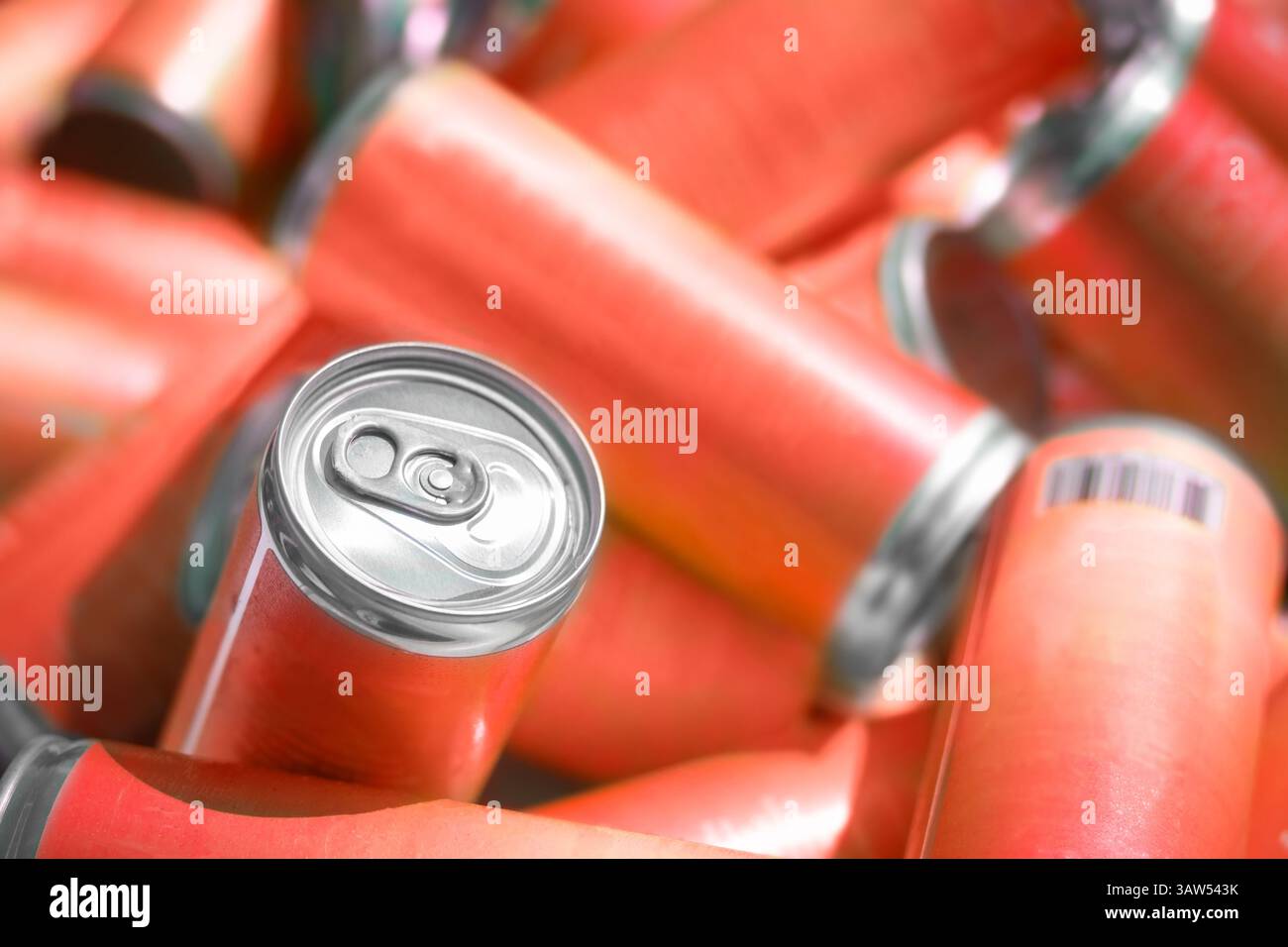 Fond des canettes de soda – assortiment de nombreuses canettes de boissons en aluminium rouge par le haut Banque D'Images