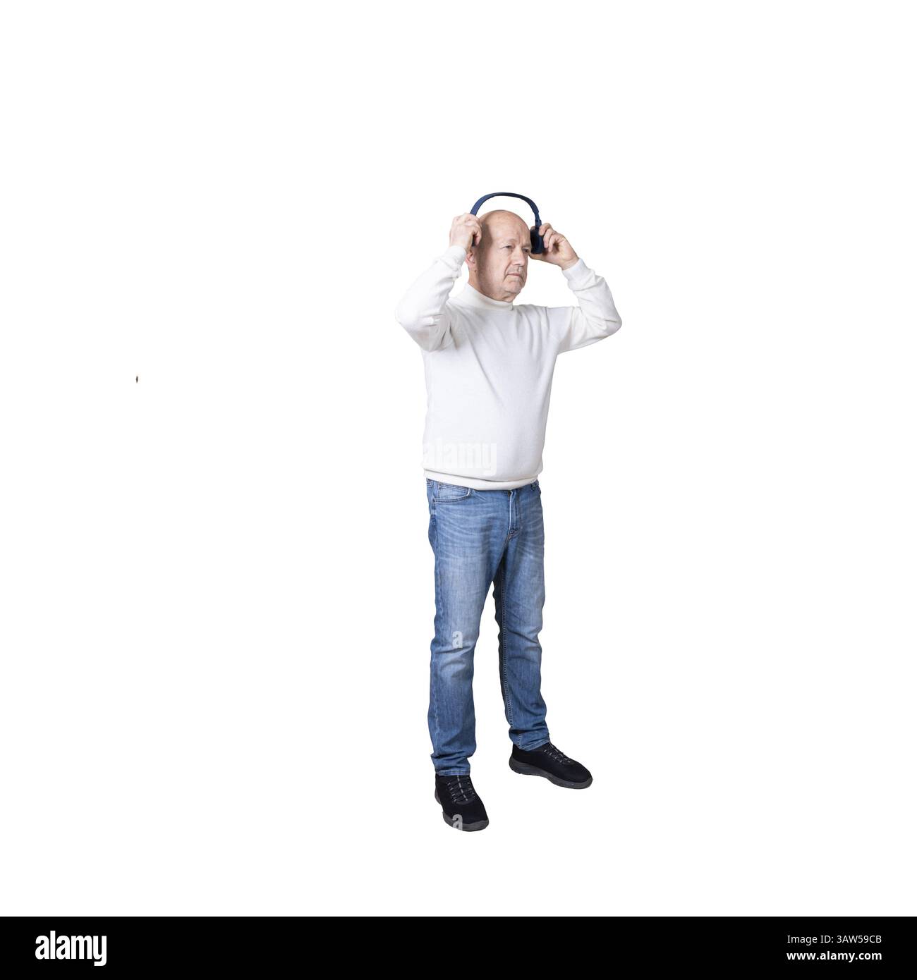 un homme debout avec une paire d'écouteurs sur ses oreilles sur un fond transparent Banque D'Images