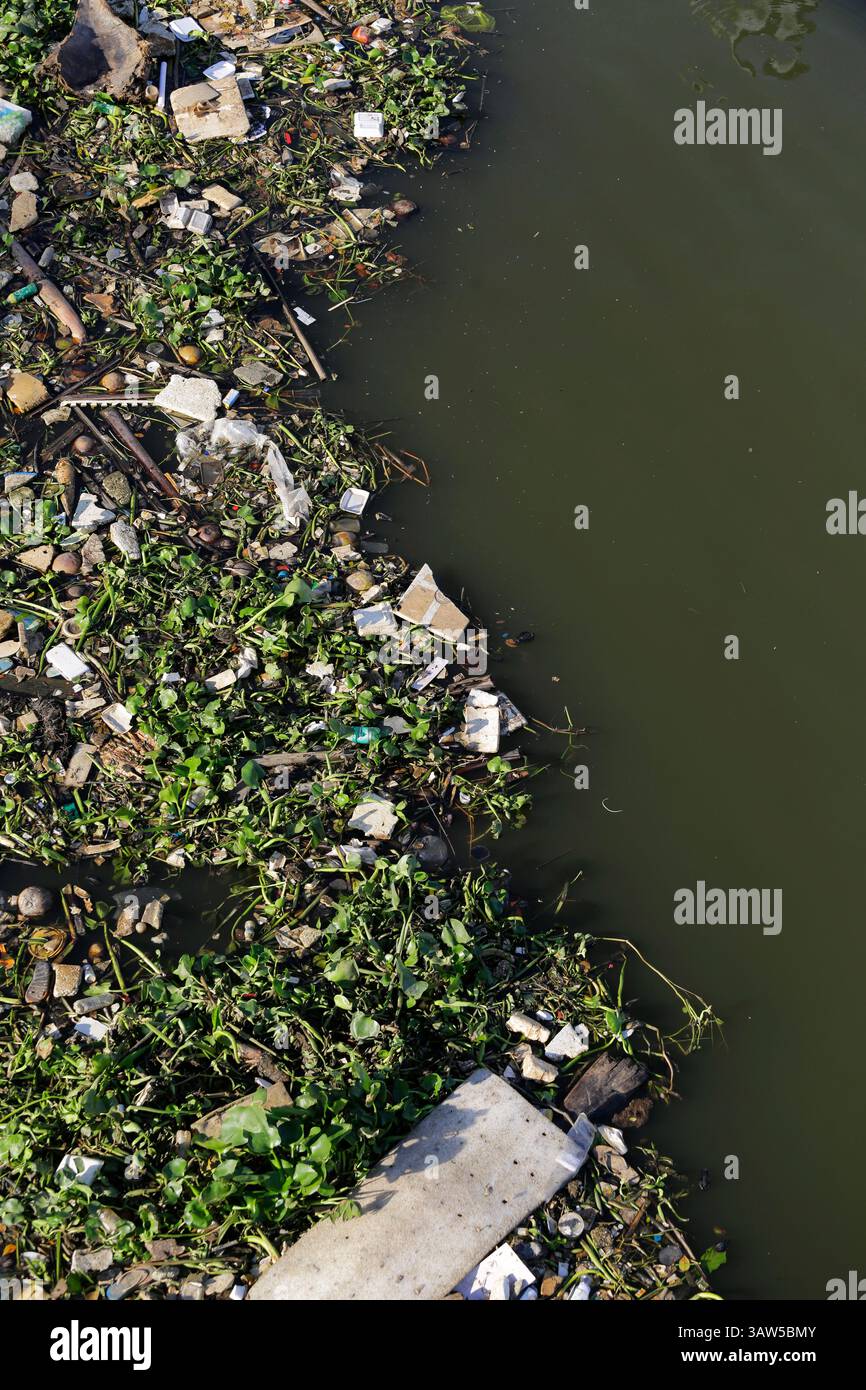 Vue aérienne de haut en bas des déchets polluant la rivière Saigon à Ho Chi Minh ville, Vietnam. Banque D'Images