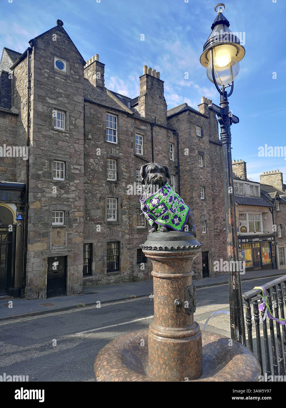Greyfriars Bobby statue à Édimbourg en Écosse en hiver exceptionnellement avec sa veste tricotée d'hiver. - Image de stock capturée avec un smartphone