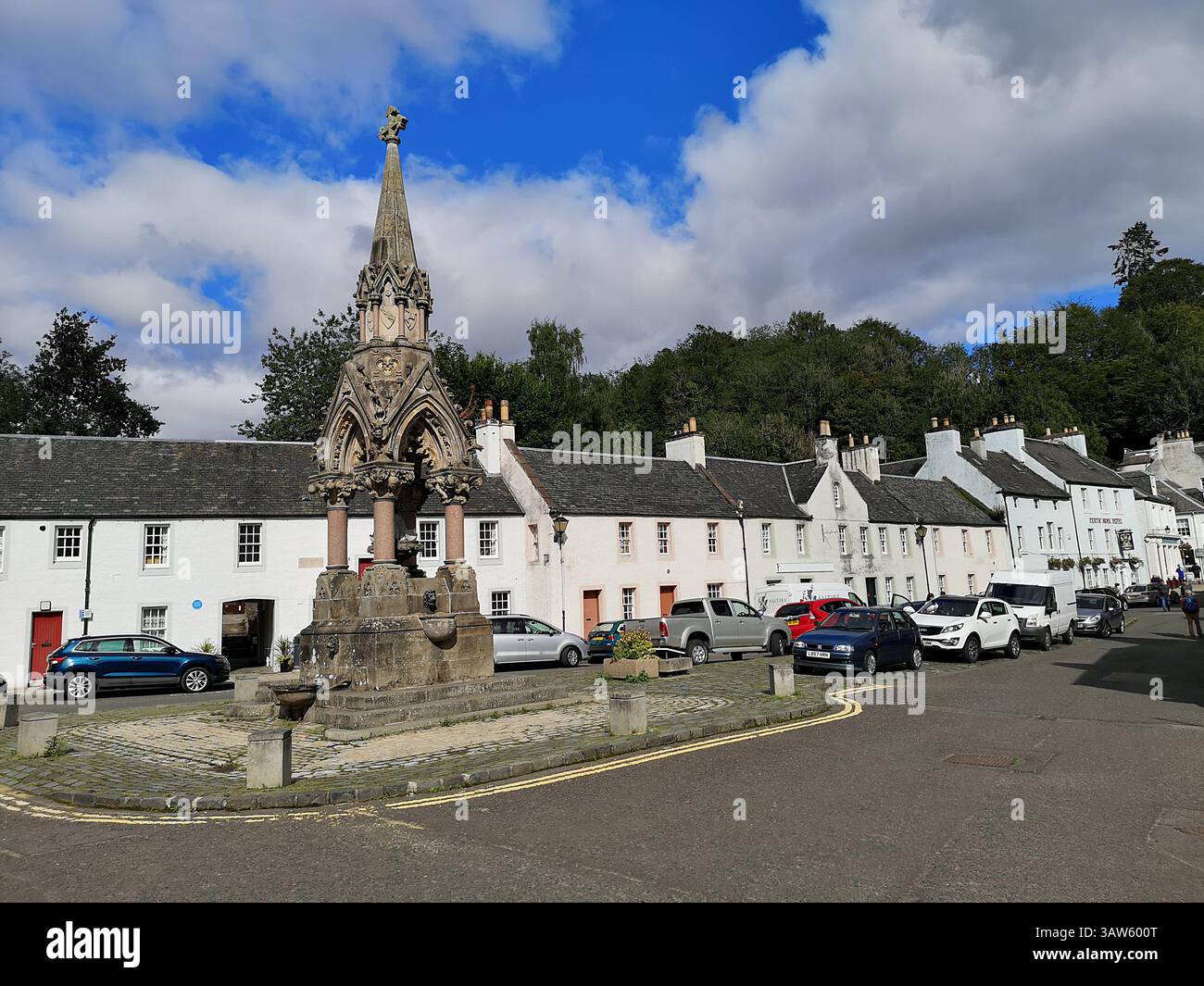 Village de Dunkeld en Écosse qui a bénéficié du programme de restauration des « petites maisons » du National Trust for Scotland. Fin du XVIIe siècle. Banque D'Images