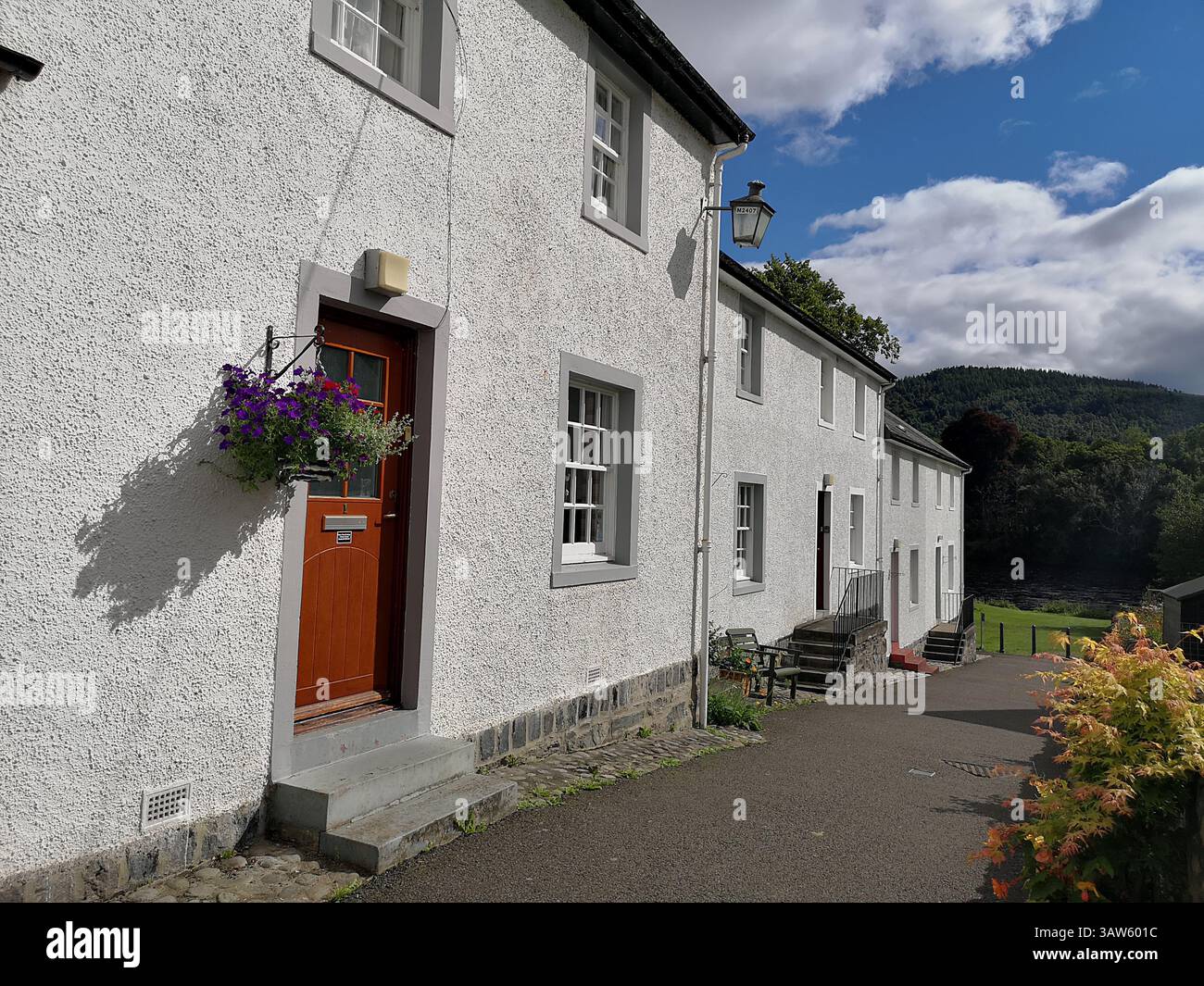 Village de Dunkeld en Écosse qui a bénéficié du programme de restauration des « petites maisons » du National Trust for Scotland. Fin du XVIIe siècle. Banque D'Images