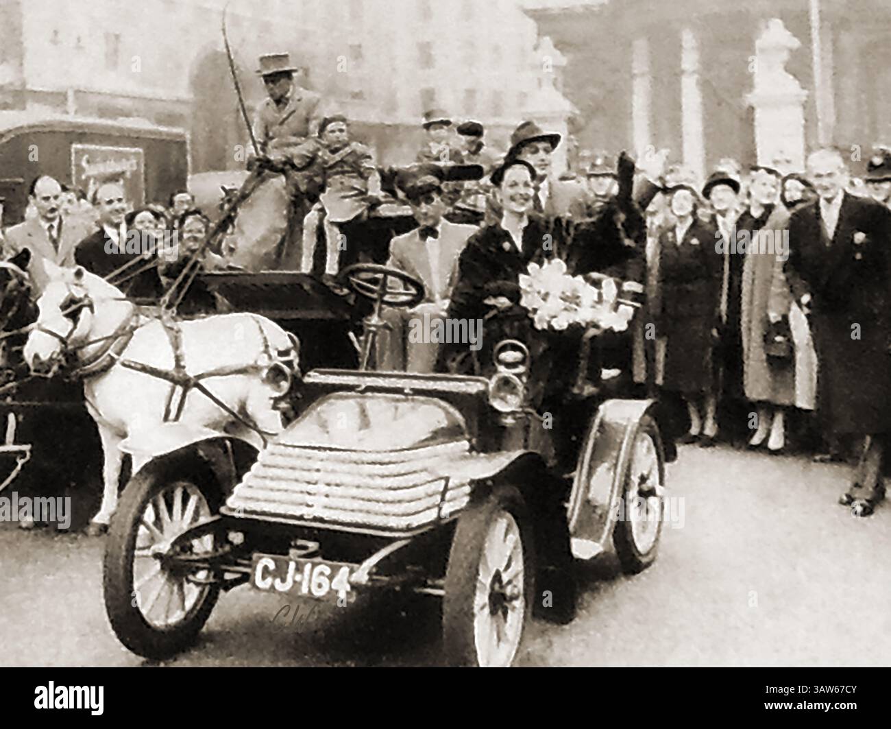 Autrefois célèbre film met en vedette Valerie Hobson & Herbert Lom dans une voiture Wolsey vintage à Londres en 1953. C'était une occasion de faire de la publicité et de prendre des photos pour leur apparition dans la production originale londonienne de 'The King and I' en 1953, qui a ouvert au Theatre Royal de Drury Lane le 8 octobre Banque D'Images