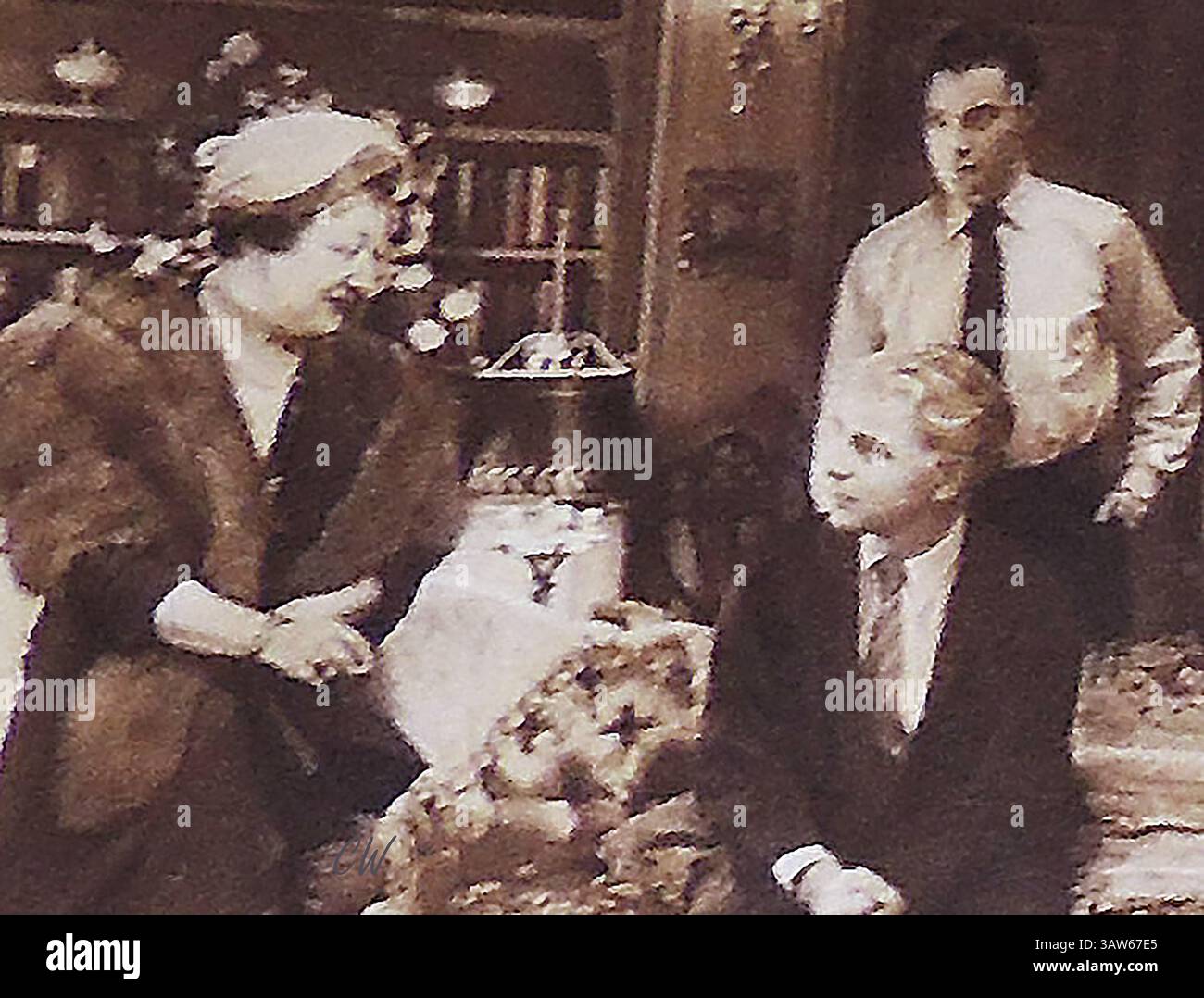 Une vieille photo de presse = Gladys Henson, John Stratton & Emlyn Williams dans "Someone Waiting" au Globe Theatre 1953 . Quelqu'un waitin'g a été écrit par Emlyn Williams. Il a été créé au Royal court Theatre de Liverpool avant d'être transféré au Globe Theatre dans le West End de Londres Banque D'Images