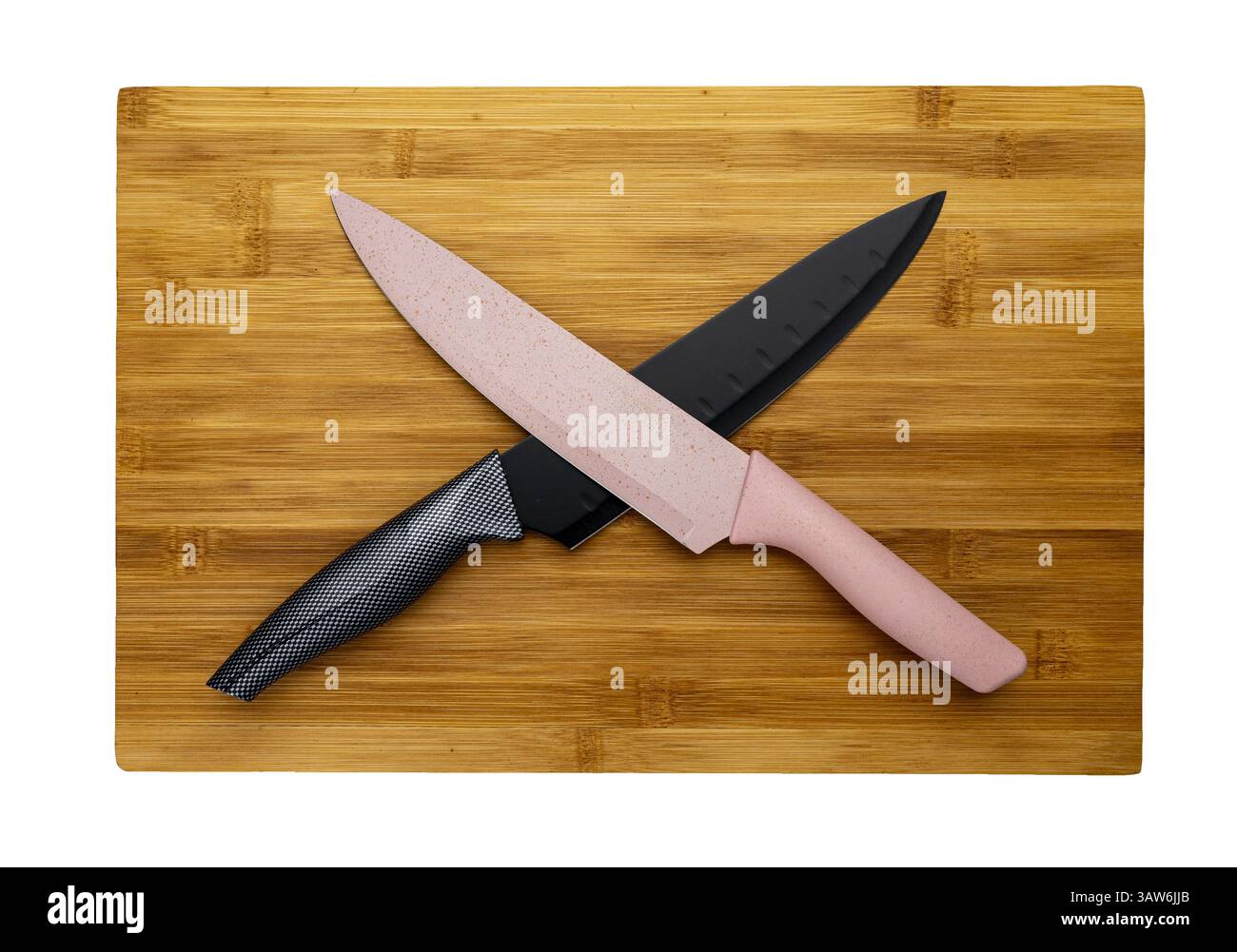 Duo culinaire : deux couteaux de cuisine élégants, un noir et un rose, sont élégamment croisés sur une planche à découper en bambou naturel, représentant artis culinaire Banque D'Images