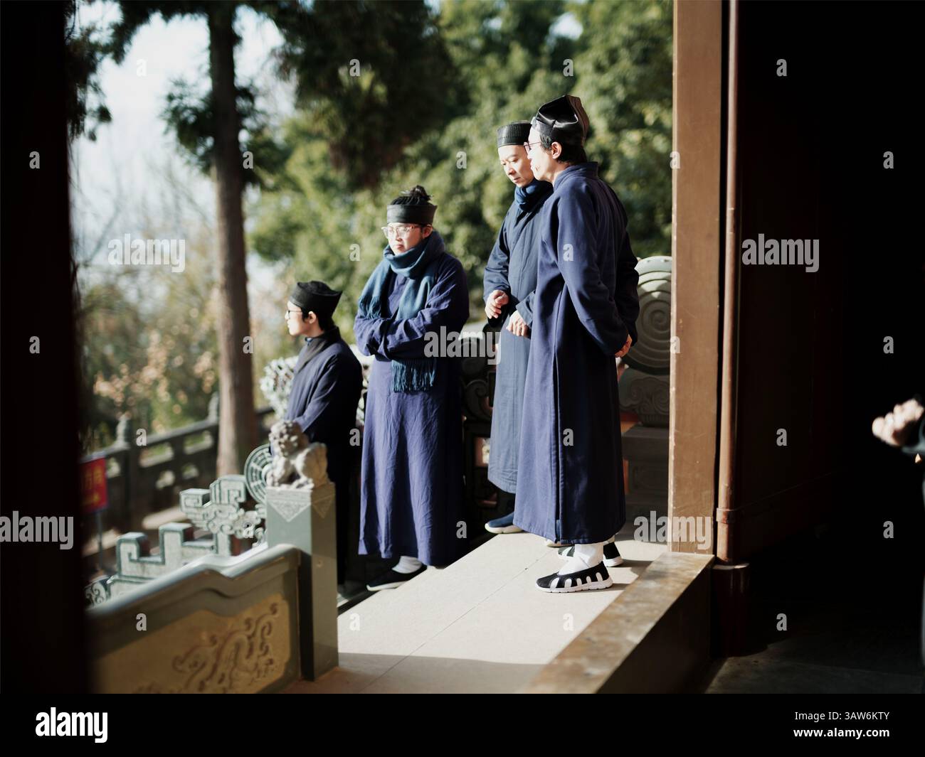 Prêtres taoïstes en robes traditionnelles sur Temple Veranda à Hangzhou Banque D'Images