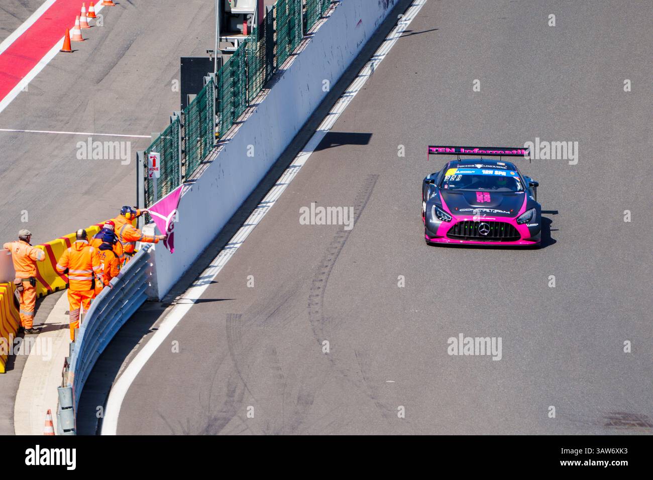 Spa Francorchamps, Curcuit Spa Francorchamps, Belgique. 19.04.2025 : Spa Francorchamps, Curcuit Spa Francorchamps, , Belgique la Mercedes-AMG GT3 EVO avec le numéro de départ 11, utilisée par l'équipe suisse Hofor Racing, est pilotée par Michael Kroll, Chantal Prinz, Alexander Prinz et Torsten Kratz. Le cliché capture la Mercedes-AMG à pleine vitesse alors qu'elle manœuvre à travers les courbes légendaires du circuit ardennais. Crédit : Robin Huth/Alamy Live News Banque D'Images