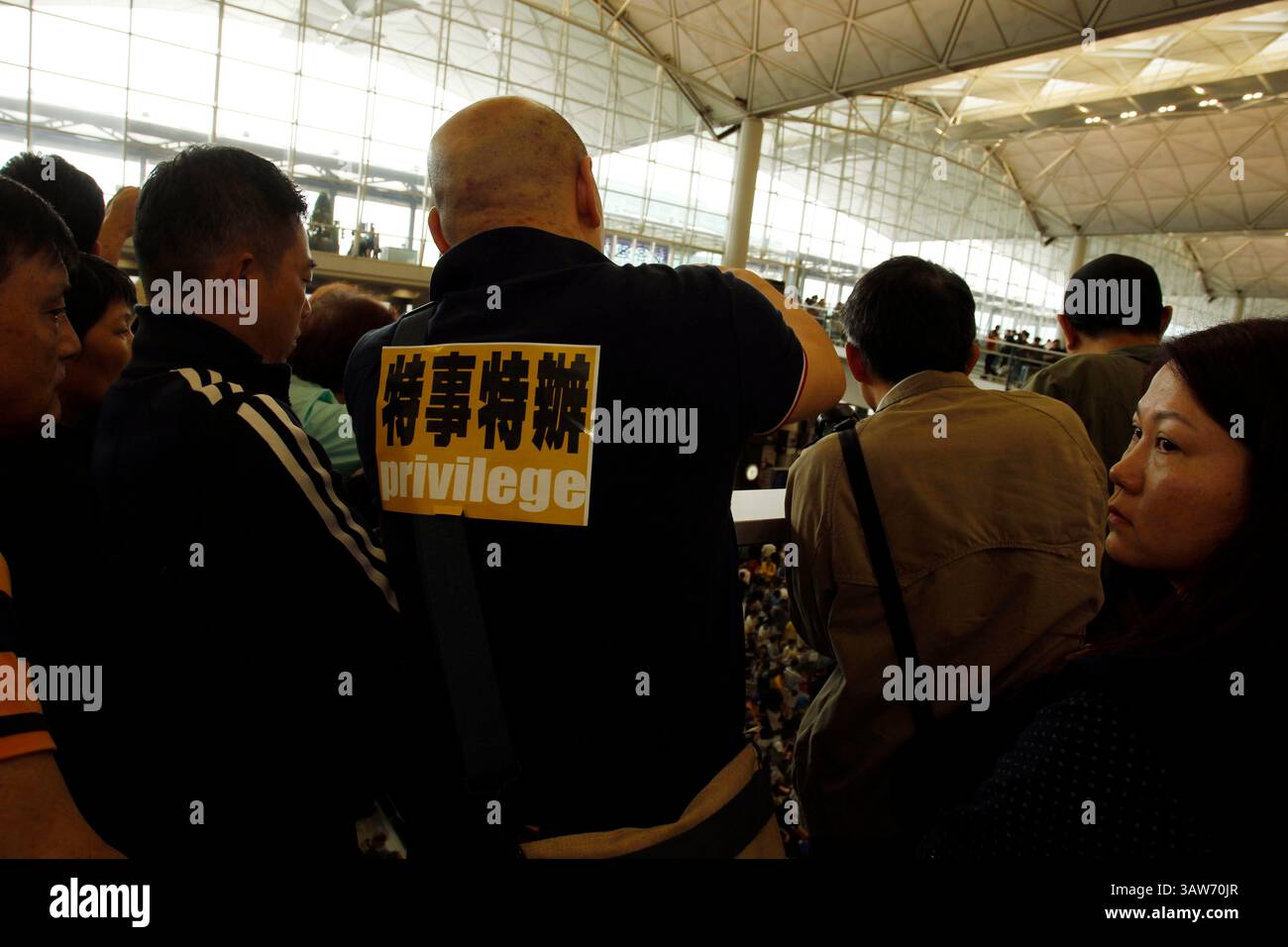 17 avril 2016 - Hong Kong, Chine - Un homme avec un grand autocollant sur le dos lit Special Matter, Special Deal. L'incident récent de la femme du chef de l'exécutif de Hong Kong C.Y.Leung et de sa fille blanchissant sans scrupules la réglementation de la sécurité aéroportuaire dans la zone réglementée s'est transformé en un tollé de protestation condamnant les privilèges du haut fonctionnaire du gouvernement dans les terminaux de trafic interne. (Crédit image : © LIAU Chung Ren via ZUMA Wire) Banque D'Images