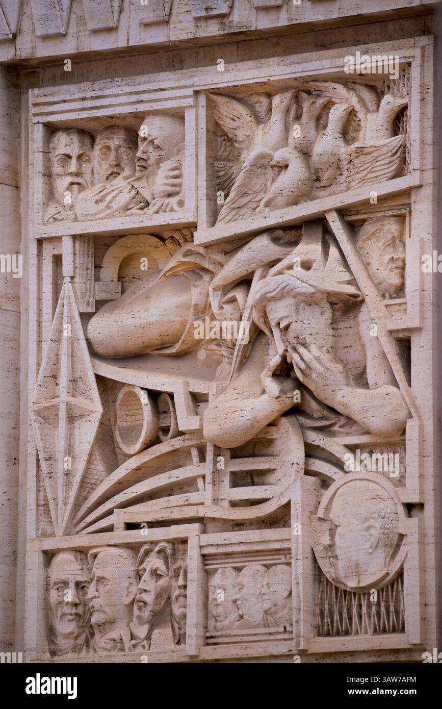 Sculpture en pierre sur un bâtiment à côté du Palais Mezzanotte sur la Piazza degli Affari, Milan, Italie Banque D'Images