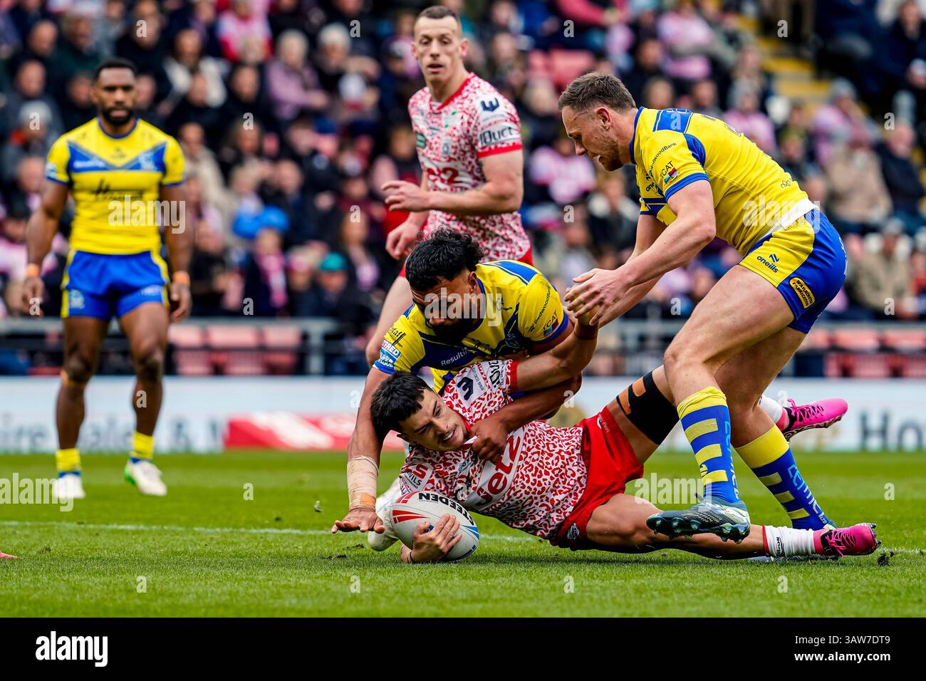 Leigh, Greater Manchester, Royaume-Uni. 19 avril 2025. David Armstrong est attaqué par deux Warrington Defenders. Leigh Sport Village. Leigh, Greater Manchester, Royaume-Uni. 19 avril 2025. Crédit James Giblin crédit : James Giblin/Alamy Live News Banque D'Images