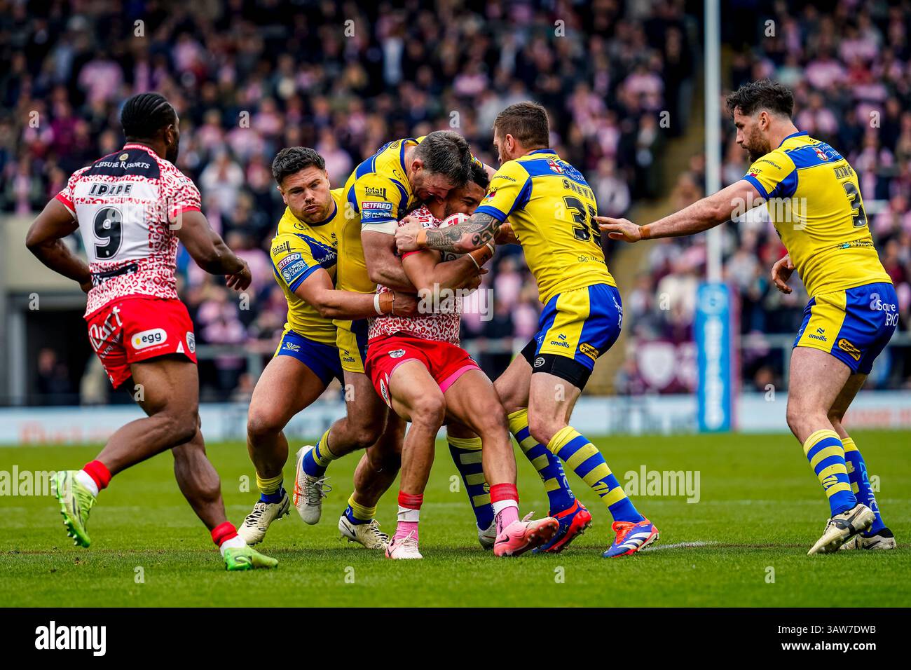 Leigh, Greater Manchester, Royaume-Uni. 19 avril 2025. Darnell McIntosh est attaqué par trois Warrington Defenders. Leigh Sport Village. Leigh, Greater Manchester, Royaume-Uni. 19 avril 2025. Crédit James Giblin crédit : James Giblin/Alamy Live News Banque D'Images