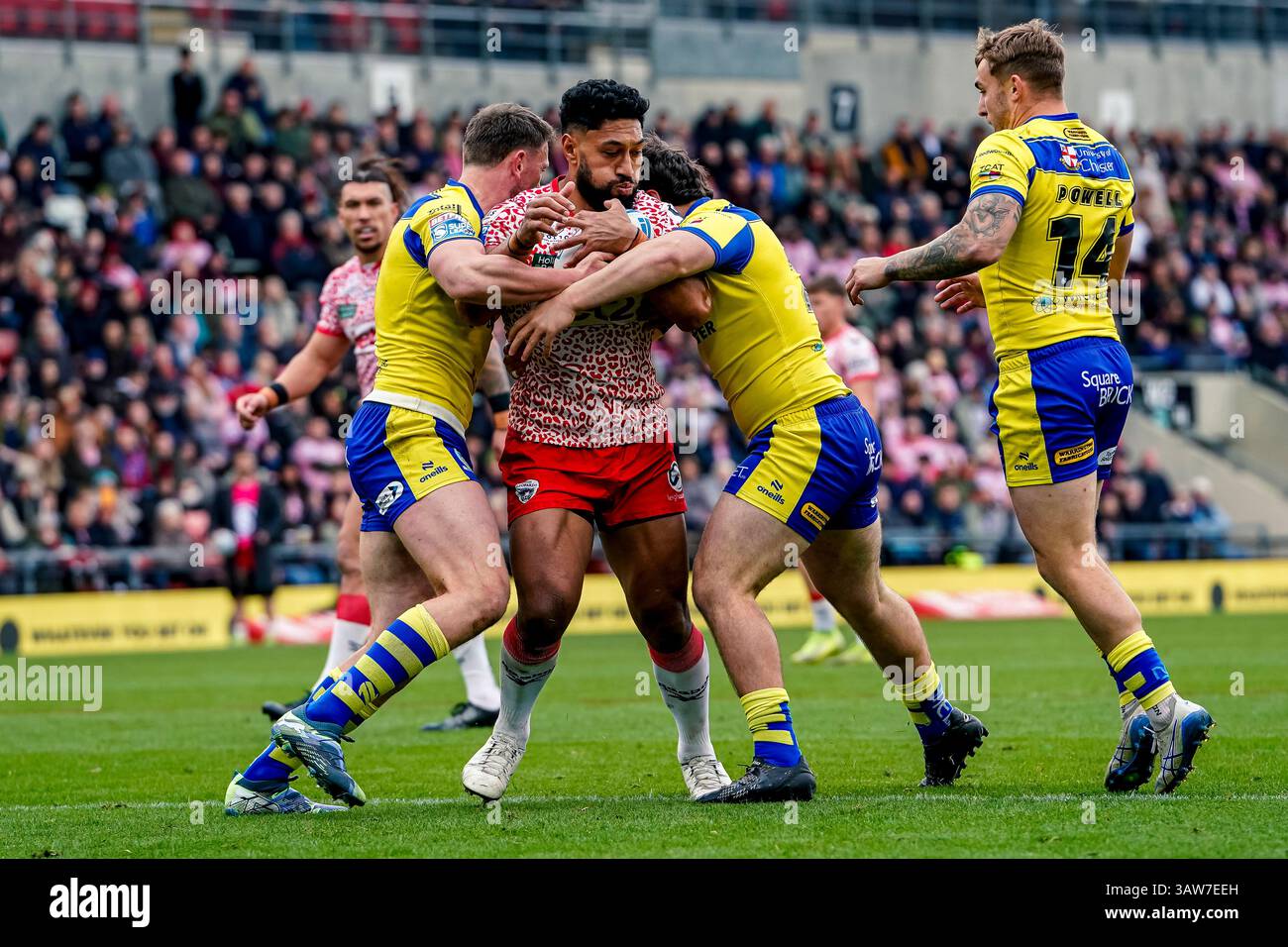 Leigh, Greater Manchester, Royaume-Uni. 19 avril 2025. Isaac Liu avec une bonne course mais est arrêté par deux défenseurs de Warrington. Leigh Sport Village. Leigh, Greater Manchester, Royaume-Uni. 19 avril 2025. Crédit James Giblin crédit : James Giblin/Alamy Live News Banque D'Images