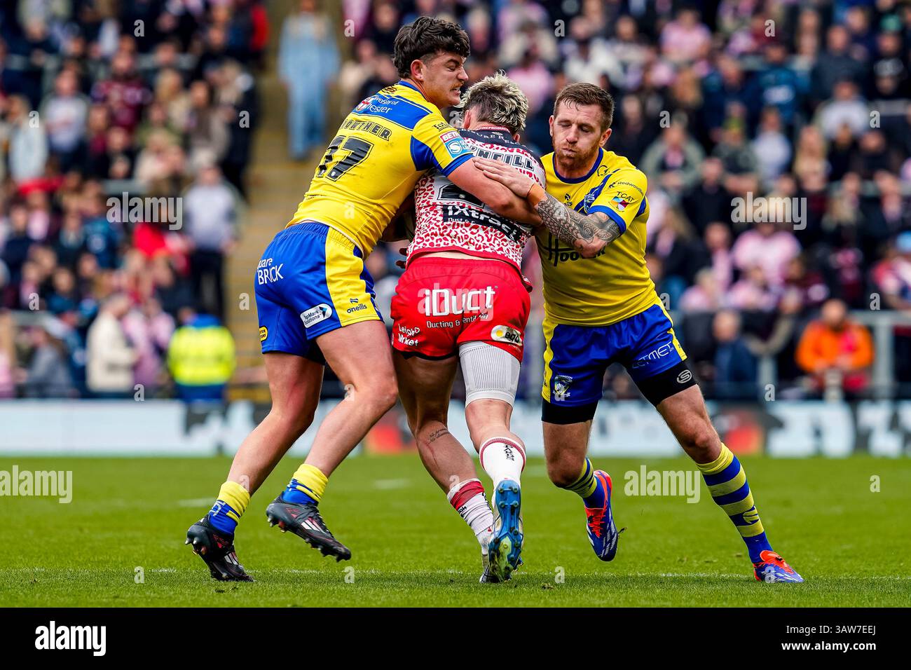 Leigh, Greater Manchester, Royaume-Uni. 19 avril 2025. Ethan O'Neill est attaqué par deux Warrington Defenders. Leigh Sport Village. Leigh, Greater Manchester, Royaume-Uni. 19 avril 2025. Crédit James Giblin crédit : James Giblin/Alamy Live News Banque D'Images