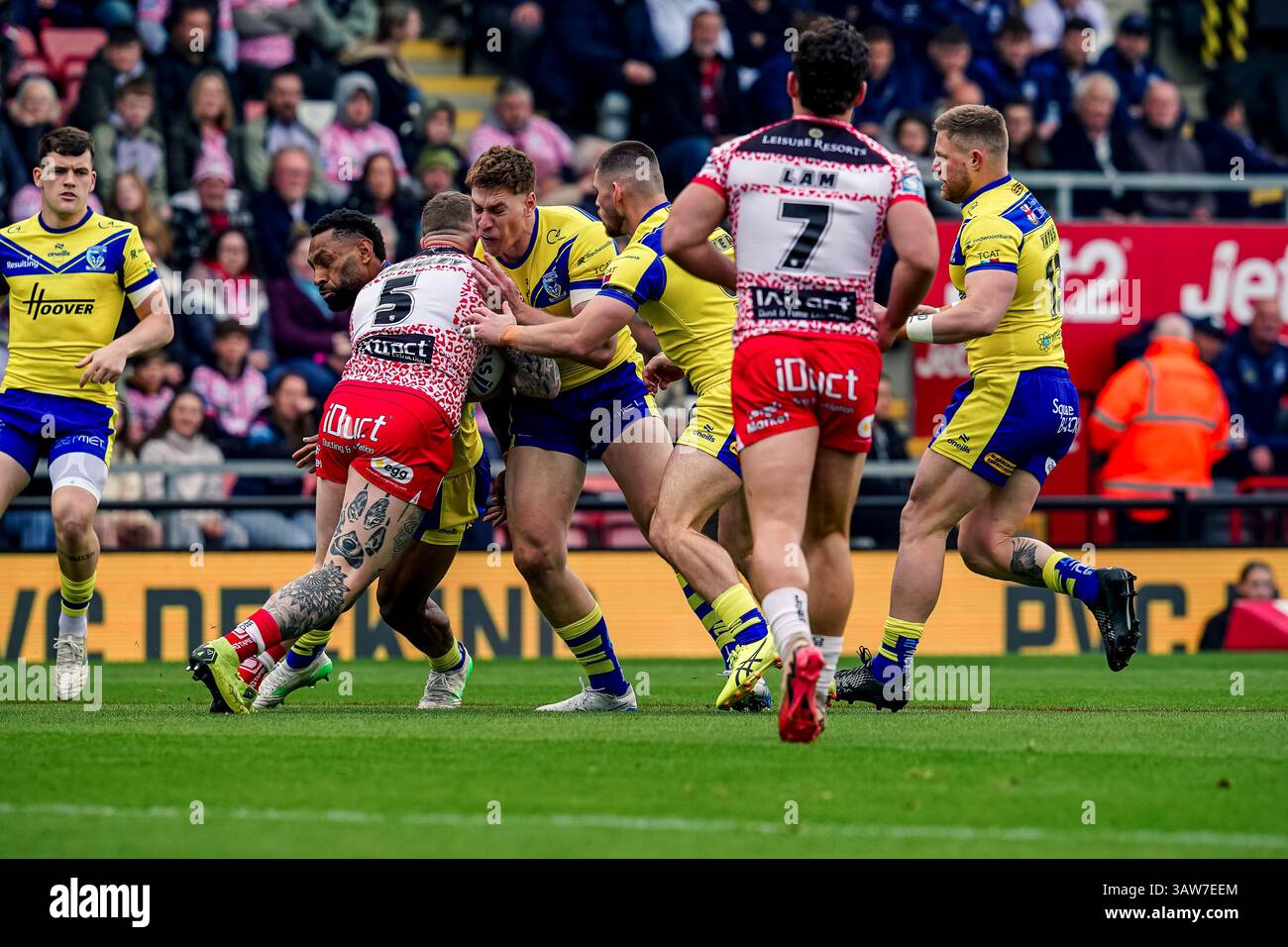 Leigh, Greater Manchester, Royaume-Uni. 19 avril 2025. Josh Charnley est accueilli par une solide défense Warrington. Leigh Sport Village. Leigh, Greater Manchester, Royaume-Uni. 19 avril 2025. Crédit James Giblin crédit : James Giblin/Alamy Live News Banque D'Images