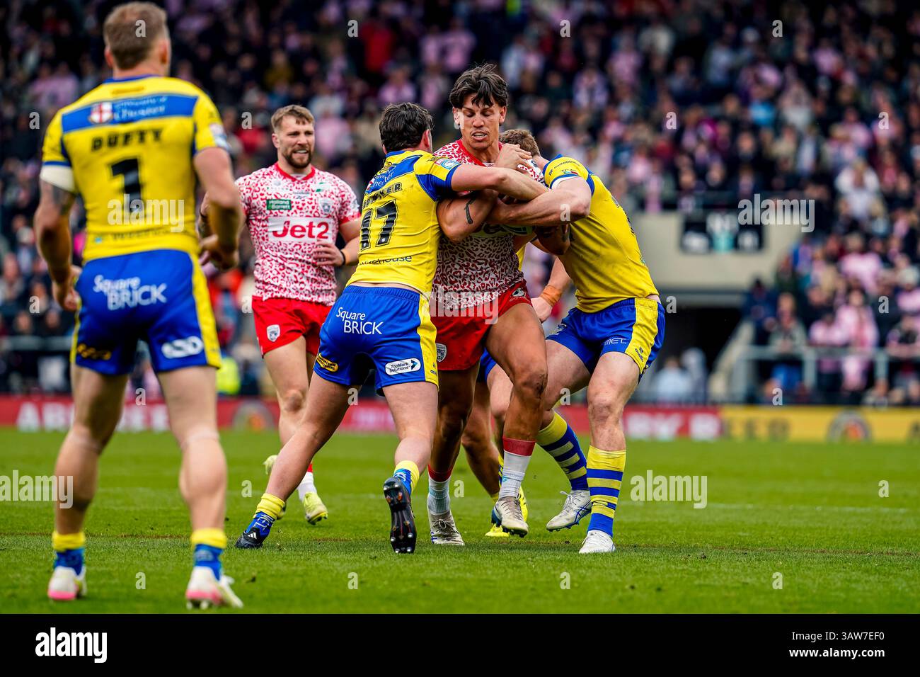 Leigh, Greater Manchester, Royaume-Uni. 19 avril 2025. Owen Trout à l'attaque mais est accueilli par deux défenseurs de Warrington. Leigh Sport Village. Leigh, Greater Manchester, Royaume-Uni. 19 avril 2025. Crédit James Giblin crédit : James Giblin/Alamy Live News Banque D'Images