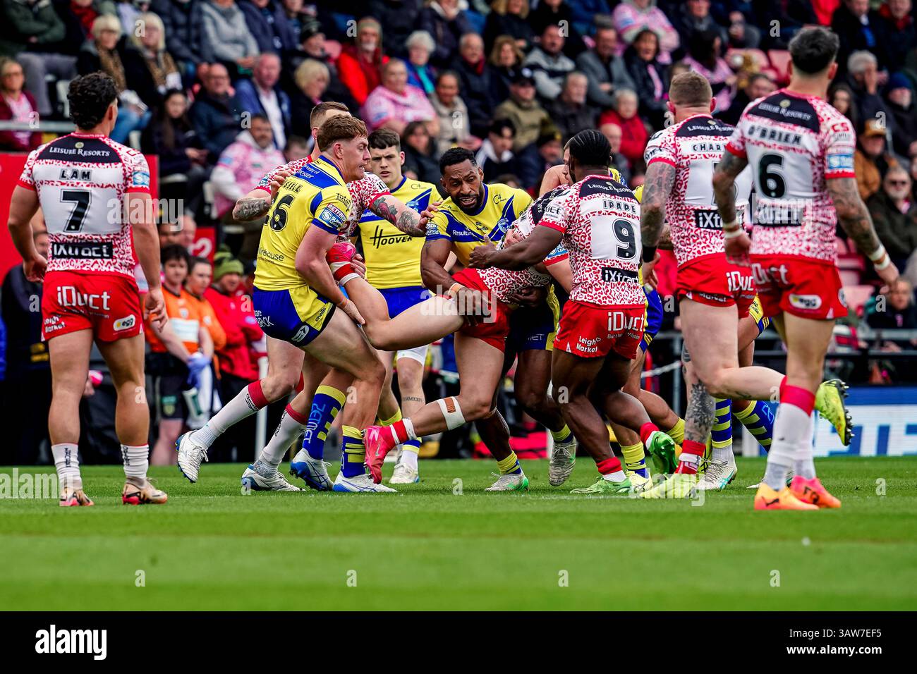 Leigh, Greater Manchester, Royaume-Uni. 19 avril 2025. Bailey Hodgson est attaqué par trois Warrington Defenders. Leigh Sport Village. Leigh, Greater Manchester, Royaume-Uni. 19 avril 2025. Crédit James Giblin crédit : James Giblin/Alamy Live News Banque D'Images