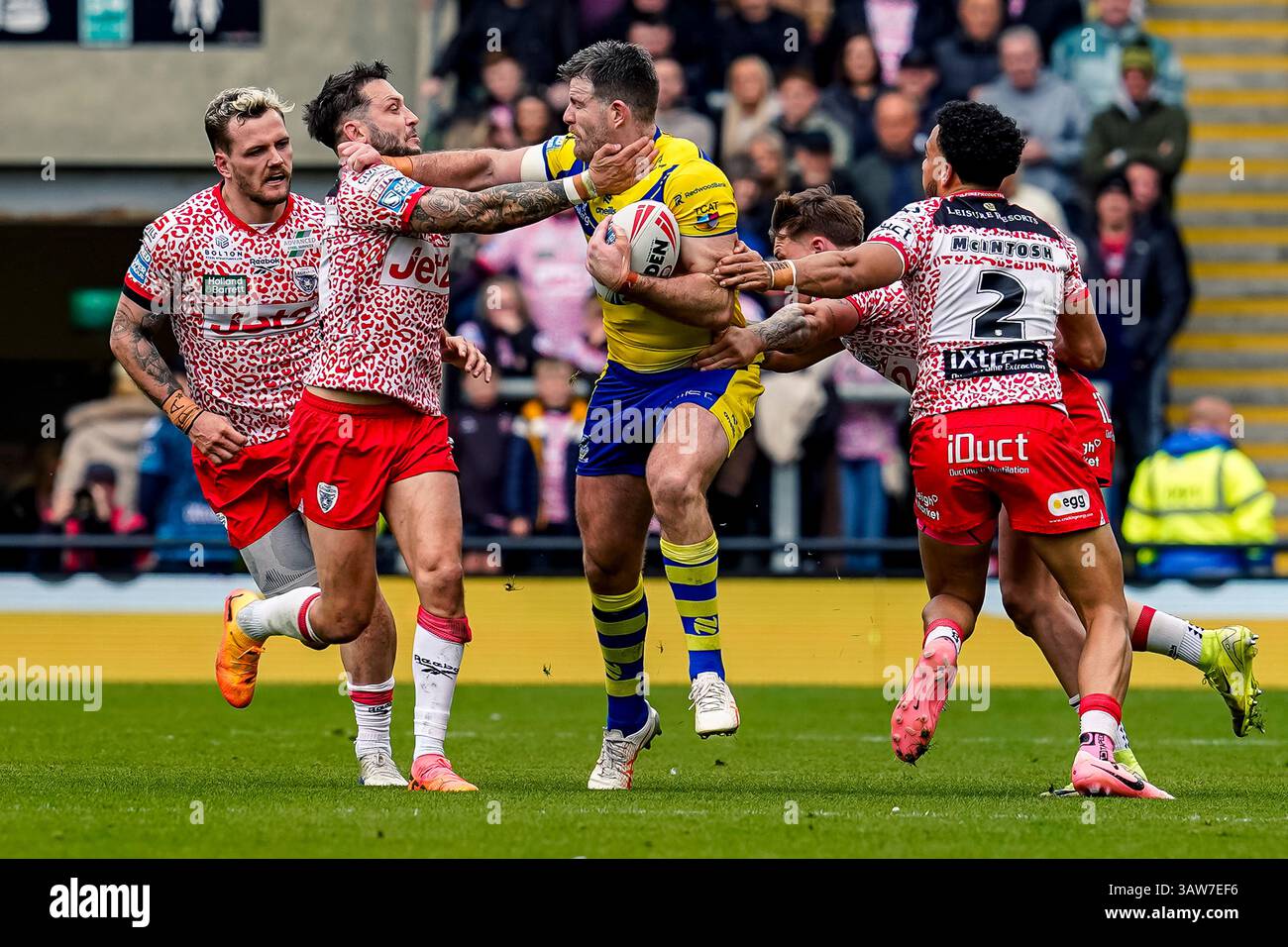 Leigh, Greater Manchester, Royaume-Uni. 19 avril 2025. Lachlan Fitzgibbon remet Gareth O'Brian pendant l'attaque de Warrington. Leigh Sport Village. Leigh, Greater Manchester, Royaume-Uni. 19 avril 2025. Crédit James Giblin crédit : James Giblin/Alamy Live News Banque D'Images