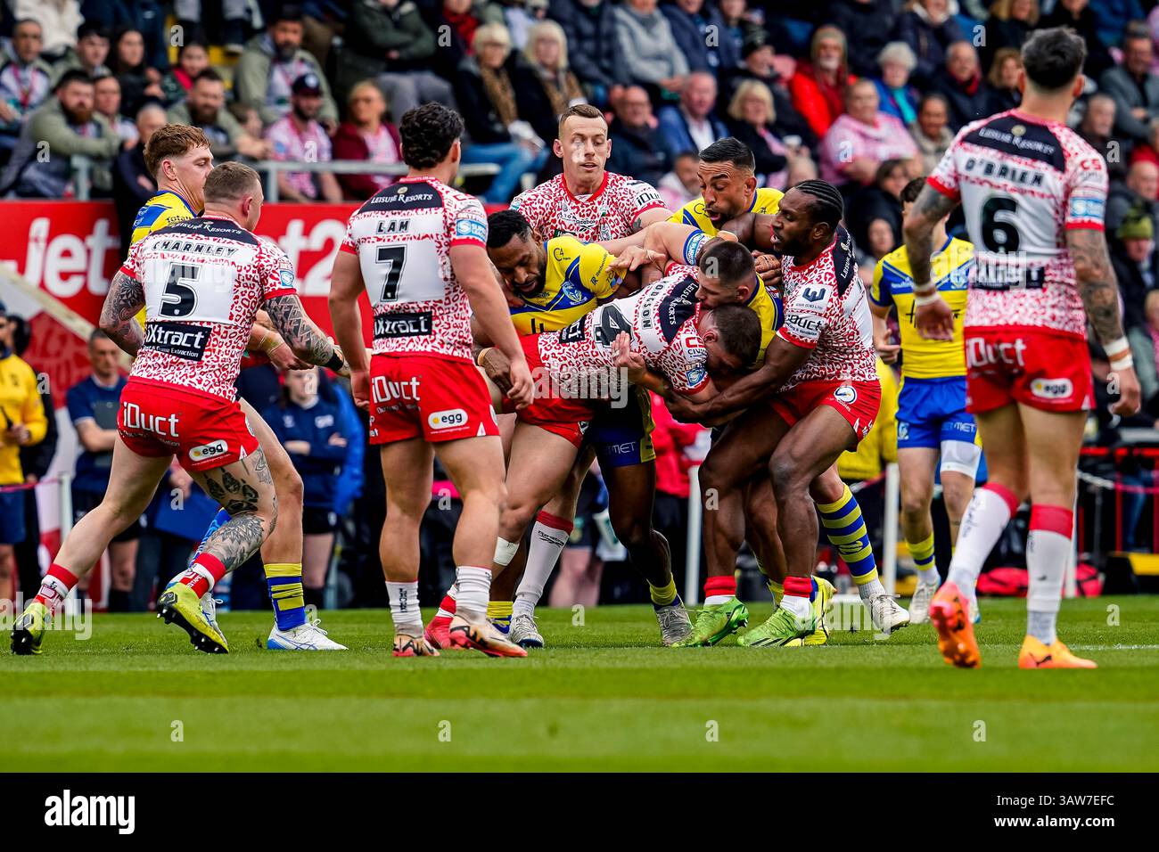 Leigh, Greater Manchester, Royaume-Uni. 19 avril 2025. Bailey Hodgson est attaqué par trois Warrington Defenders. Leigh Sport Village. Leigh, Greater Manchester, Royaume-Uni. 19 avril 2025. Crédit James Giblin crédit : James Giblin/Alamy Live News Banque D'Images