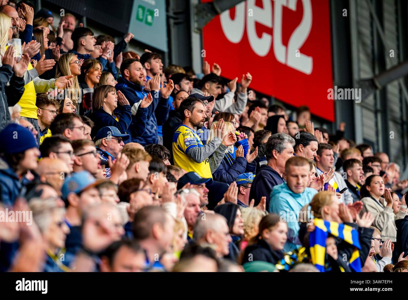 Leigh, Greater Manchester, Royaume-Uni. 19 avril 2025. Les fans de Warrington après Matty Ashton ont marqué. Leigh Sport Village. Leigh, Greater Manchester, Royaume-Uni. 19 avril 2025. Crédit James Giblin crédit : James Giblin/Alamy Live News Banque D'Images