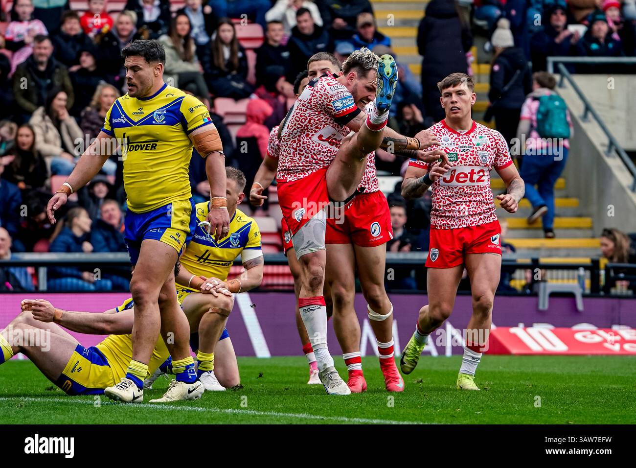 Leigh, Greater Manchester, Royaume-Uni. 19 avril 2025. Ethan O'Neill marque pour Leigh Leopards et lance le ballon dans les fans de Warrington. Leigh Sport Village. Leigh, Greater Manchester, Royaume-Uni. 19 avril 2025. Crédit James Giblin crédit : James Giblin/Alamy Live News Banque D'Images