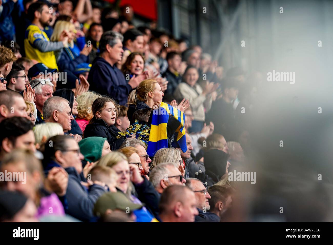 Leigh, Greater Manchester, Royaume-Uni. 19 avril 2025. Les fans de Warrington après Matty Ashton ont marqué. Leigh Sport Village. Leigh, Greater Manchester, Royaume-Uni. 19 avril 2025. Crédit James Giblin crédit : James Giblin/Alamy Live News Banque D'Images