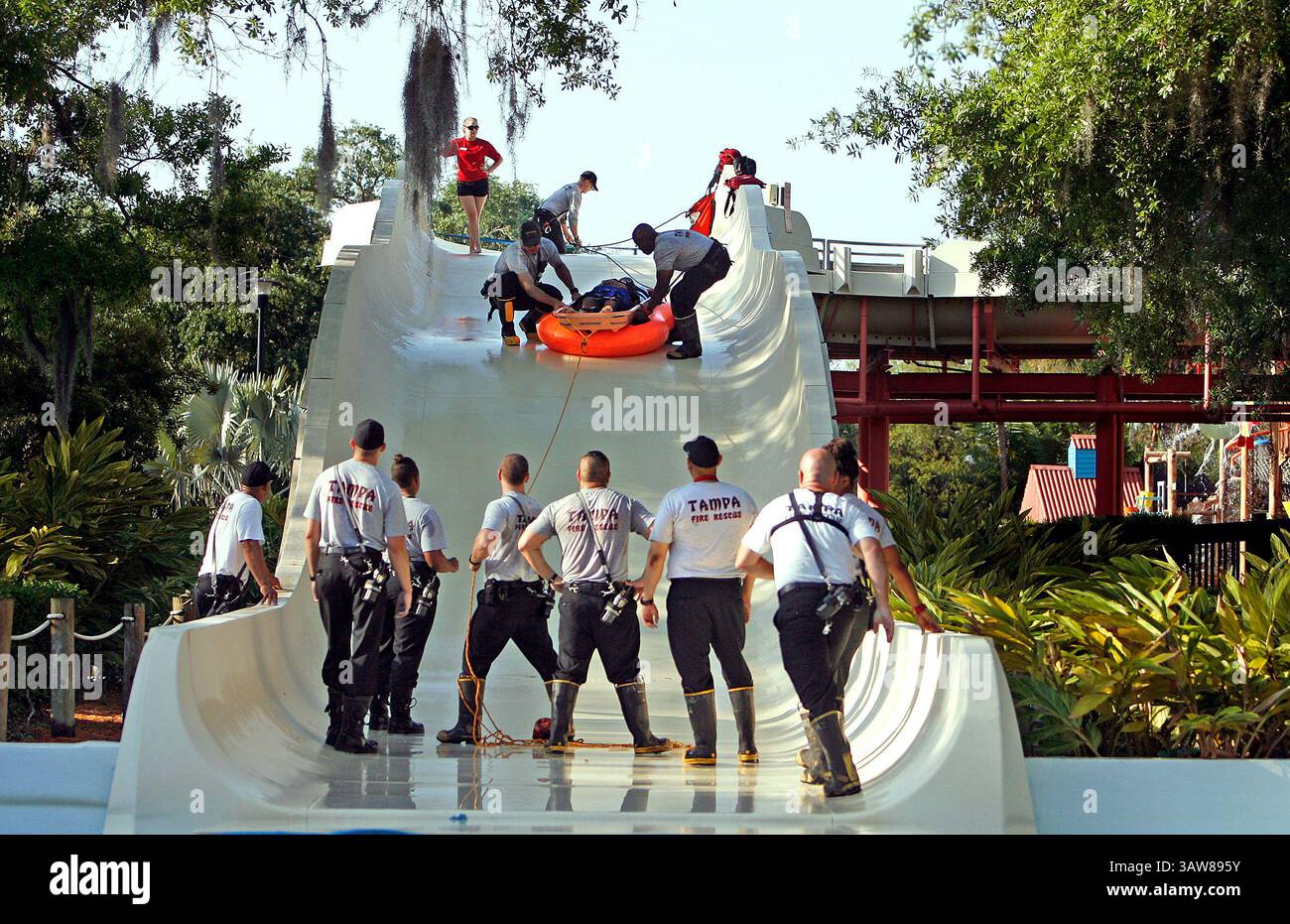 13 avril 2016 - City, Floride, États-Unis - OCTAVIO JONES | Times . Tampa Fire and Rescue a organisé une simulation de sauvetage aquatique dans le parc aquatique Adventure IslandÃ•Ride the 'Key West Rapids'. Le trajet est de six étages de haut avec plusieurs virages et virages dans lesquels le coureur cassera sur le tube à une goutte dans la piscine d'eau. Le but de la formation est de sauver un cavalier qui pourrait subir une blessure à n'importe quel point sur le toboggan aquatique. Ã’la difficulté ici est de les faire tomber, Ã“, a déclaré le CPT Tampa Fire and Rescue. Tony Perez. Ã’nous voulions entrer et avoir un plan de match en place sur la façon dont nous immobilisons un patie Banque D'Images