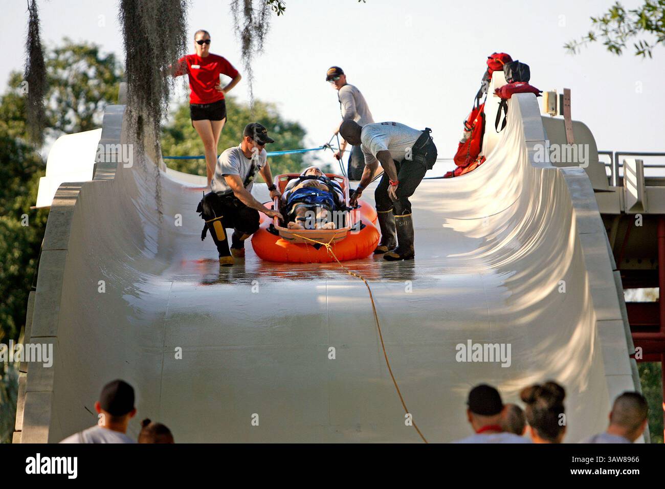 13 avril 2016 - City, Floride, États-Unis - OCTAVIO JONES | Times . Tampa Fire and Rescue a organisé une simulation de sauvetage aquatique dans le parc aquatique Adventure IslandÃ•Ride the 'Key West Rapids'. Le trajet est de six étages de haut avec plusieurs virages et virages dans lesquels le coureur cassera sur le tube à une goutte dans la piscine d'eau. Le but de la formation est de sauver un cavalier qui pourrait subir une blessure à n'importe quel point sur le toboggan aquatique. Ã’la difficulté ici est de les faire tomber, Ã“, a déclaré le CPT Tampa Fire and Rescue. Tony Perez. Ã’nous voulions entrer et avoir un plan de match en place sur la façon dont nous immobilisons un patie Banque D'Images