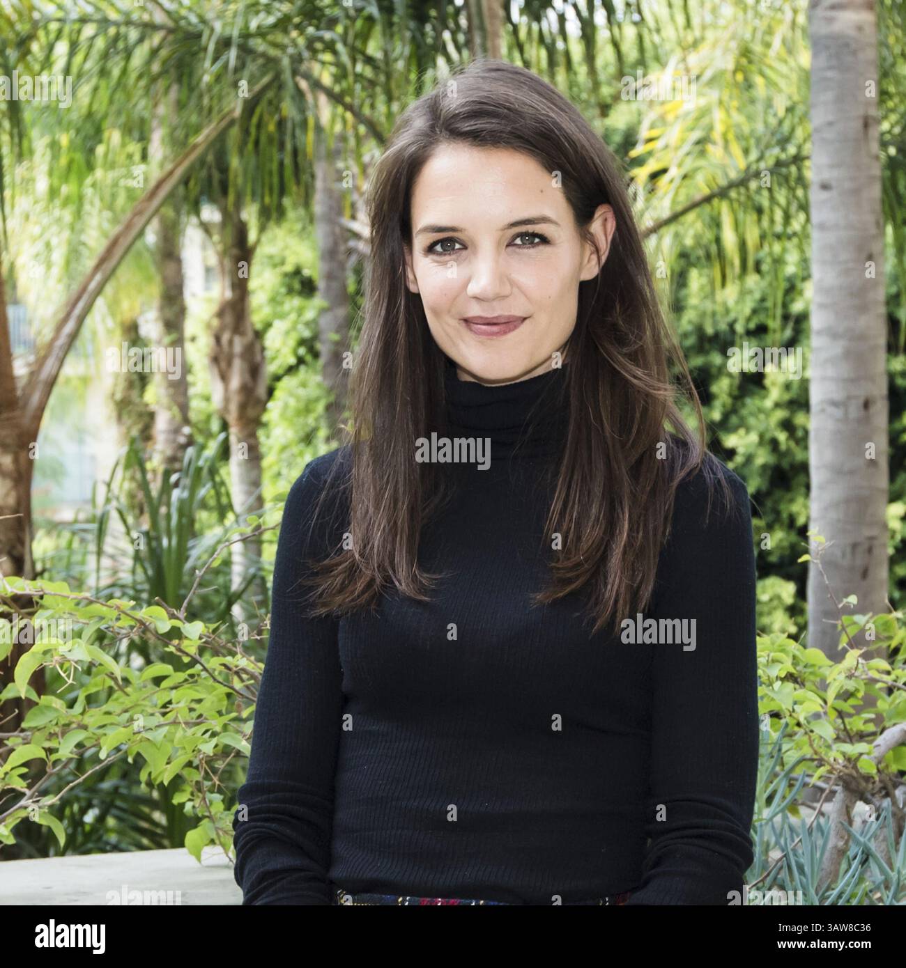 18 novembre 2014 - Hollywood, Californie, États-Unis - KATIE HOLMES fait la promotion de Miss Meadows à Hollywood. Kate Noelle 'Katie' Holmes (née le 18 décembre 1978) est une actrice, mannequin et cinéaste américaine qui s'est d'abord fait connaître pour son rôle de Joey Potter dans le drama pour adolescents Dawson's Creek de la WB de 1998 à 2003. Elle est apparue dans Disturing Behavior, un thriller en 1998, qui lui a valu un MTV Movie Award pour la meilleure performance révolutionnaire. En 2000, Holmes apparaît dans Wonder Boys qui a reçu l'attention positive de nombreux critiques de premier plan. Holmes a eu un rôle principal dans PIECES of April des années 2003, une co gritty Banque D'Images