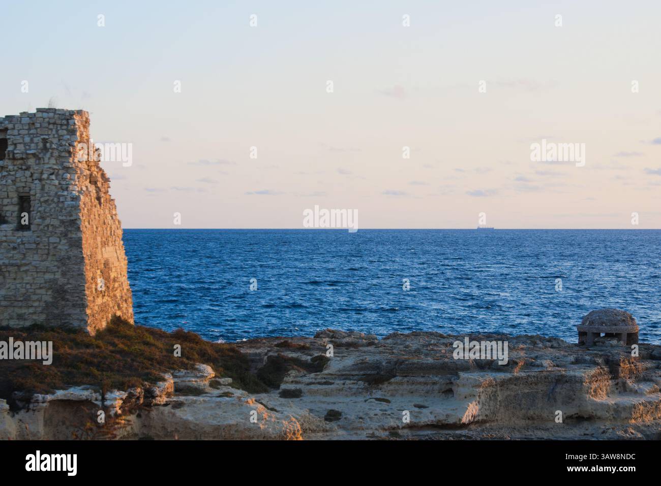Mer Adriatique et les ruines de l'ancienne tour de guet côtière dans la zone archéologique de Roca Vecchia, Salento, Italie Banque D'Images