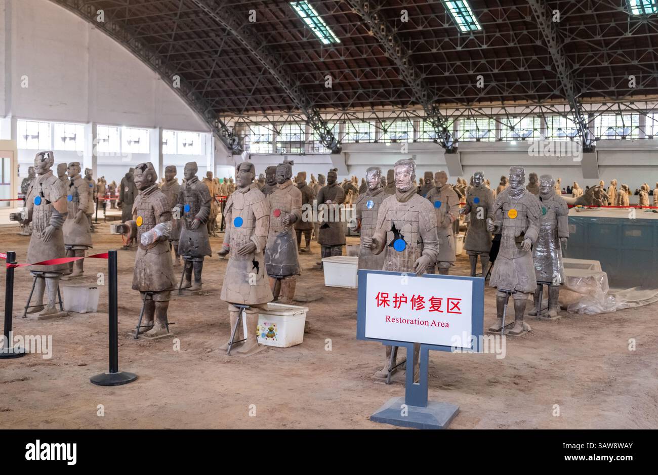 Site archéologique des guerriers de l'armée en terre cuite à Xian, en Chine. Panneau de zone de restauration, texte en chinois et en anglais Banque D'Images