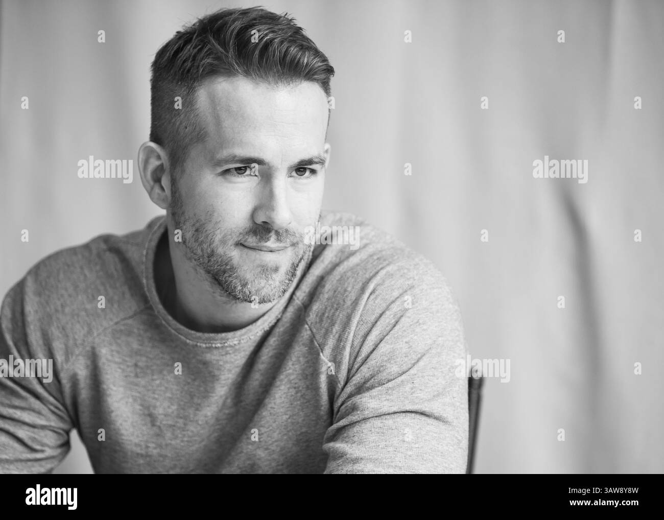 8 février 2016 - Hollywood, Californie, États-Unis - RYAN REYNOLDS fait la promotion de Deadpool. Ryan Rodney Reynolds Ryan Rodney Reynolds (né le 23 octobre 1976) est un acteur et producteur canadien. Il incarne Michael Bergen dans la sitcom Two Guys and a Girl (1998-2001), Billy Simpson dans le feuilleton pour adolescents de YTV Hillside (1991), ainsi que les personnages de Marvel Comics Hannibal King dans Blade : Trinity (2004), Wade Wilson / Weapon XI dans X-Men Origins : Wolverine (2009) et le personnage-titre dans Deadpool (2016) pour lequel il a reçu une nomination aux Golden Globe Awards. En outre, il a interprété la version Hal Jordan du Banque D'Images 8 février 2016 - Hollywood, Californie, États-Unis - RYAN REYNOLDS fait la promotion de Deadpool. Ryan Rodney Reynolds Ryan Rodney Reynolds (né le 23 octobre 1976) est un acteur et producteur canadien. Il incarne Michael Bergen dans la sitcom Two Guys and a Girl (1998-2001), Billy Simpson dans le feuilleton pour adolescents de YTV Hillside (1991), ainsi que les personnages de Marvel Comics Hannibal King dans Blade : Trinity (2004), Wade Wilson / Weapon XI dans X-Men Origins : Wolverine (2009) et le personnage-titre dans Deadpool (2016) pour lequel il a reçu une nomination aux Golden Globe Awards. En outre, il a interprété la version Hal Jordan du Banque D'Images