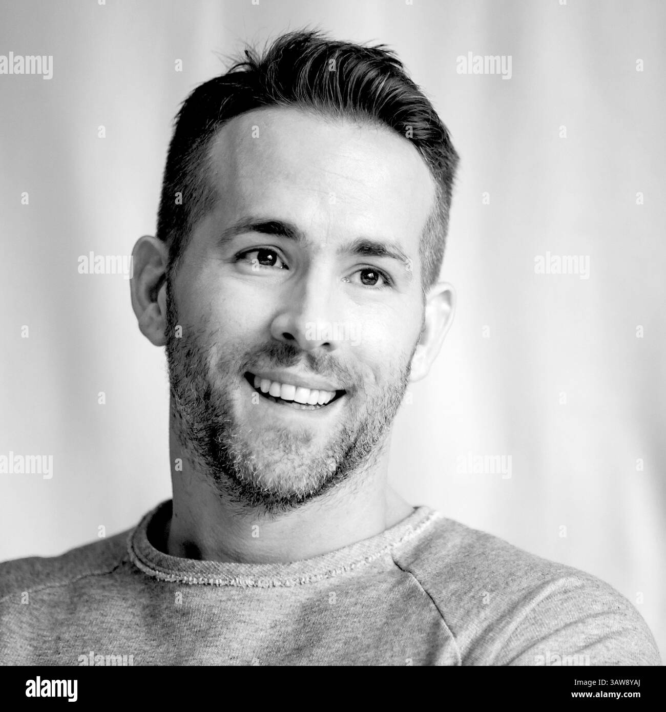 8 février 2016 - Hollywood, Californie, États-Unis - RYAN REYNOLDS fait la promotion de Deadpool. Ryan Rodney Reynolds Ryan Rodney Reynolds (né le 23 octobre 1976) est un acteur et producteur canadien. Il incarne Michael Bergen dans la sitcom Two Guys and a Girl (1998-2001), Billy Simpson dans le feuilleton pour adolescents de YTV Hillside (1991), ainsi que les personnages de Marvel Comics Hannibal King dans Blade : Trinity (2004), Wade Wilson / Weapon XI dans X-Men Origins : Wolverine (2009) et le personnage-titre dans Deadpool (2016) pour lequel il a reçu une nomination aux Golden Globe Awards. En outre, il a interprété la version Hal Jordan du Banque D'Images 8 février 2016 - Hollywood, Californie, États-Unis - RYAN REYNOLDS fait la promotion de Deadpool. Ryan Rodney Reynolds Ryan Rodney Reynolds (né le 23 octobre 1976) est un acteur et producteur canadien. Il incarne Michael Bergen dans la sitcom Two Guys and a Girl (1998-2001), Billy Simpson dans le feuilleton pour adolescents de YTV Hillside (1991), ainsi que les personnages de Marvel Comics Hannibal King dans Blade : Trinity (2004), Wade Wilson / Weapon XI dans X-Men Origins : Wolverine (2009) et le personnage-titre dans Deadpool (2016) pour lequel il a reçu une nomination aux Golden Globe Awards. En outre, il a interprété la version Hal Jordan du Banque D'Images