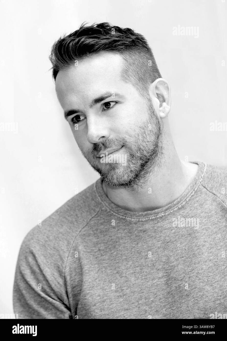 8 février 2016 - Hollywood, Californie, États-Unis - RYAN REYNOLDS fait la promotion de Deadpool. Ryan Rodney Reynolds Ryan Rodney Reynolds (né le 23 octobre 1976) est un acteur et producteur canadien. Il incarne Michael Bergen dans la sitcom Two Guys and a Girl (1998-2001), Billy Simpson dans le feuilleton pour adolescents de YTV Hillside (1991), ainsi que les personnages de Marvel Comics Hannibal King dans Blade : Trinity (2004), Wade Wilson / Weapon XI dans X-Men Origins : Wolverine (2009) et le personnage-titre dans Deadpool (2016) pour lequel il a reçu une nomination aux Golden Globe Awards. En outre, il a interprété la version Hal Jordan du Banque D'Images 8 février 2016 - Hollywood, Californie, États-Unis - RYAN REYNOLDS fait la promotion de Deadpool. Ryan Rodney Reynolds Ryan Rodney Reynolds (né le 23 octobre 1976) est un acteur et producteur canadien. Il incarne Michael Bergen dans la sitcom Two Guys and a Girl (1998-2001), Billy Simpson dans le feuilleton pour adolescents de YTV Hillside (1991), ainsi que les personnages de Marvel Comics Hannibal King dans Blade : Trinity (2004), Wade Wilson / Weapon XI dans X-Men Origins : Wolverine (2009) et le personnage-titre dans Deadpool (2016) pour lequel il a reçu une nomination aux Golden Globe Awards. En outre, il a interprété la version Hal Jordan du Banque D'Images
