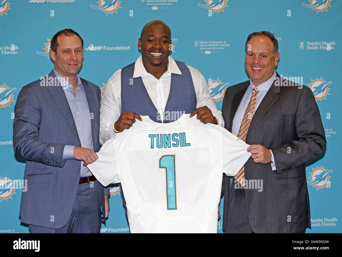 29 avril 2016 - Davie, FL, États-Unis - Adam Gase, entraîneur-chef des Dolphins de Miami, et Mike Tannenbaum, vice-président exécutif des opérations de football, avec Laremy Tunsil, premier tour de draft, au centre d'entraînement de l'équipe à Davie, Floride, le vendredi 29 avril 2016. (Crédit image : © Charles Trainor Jr/TNS via ZUMA Wire) Banque D'Images