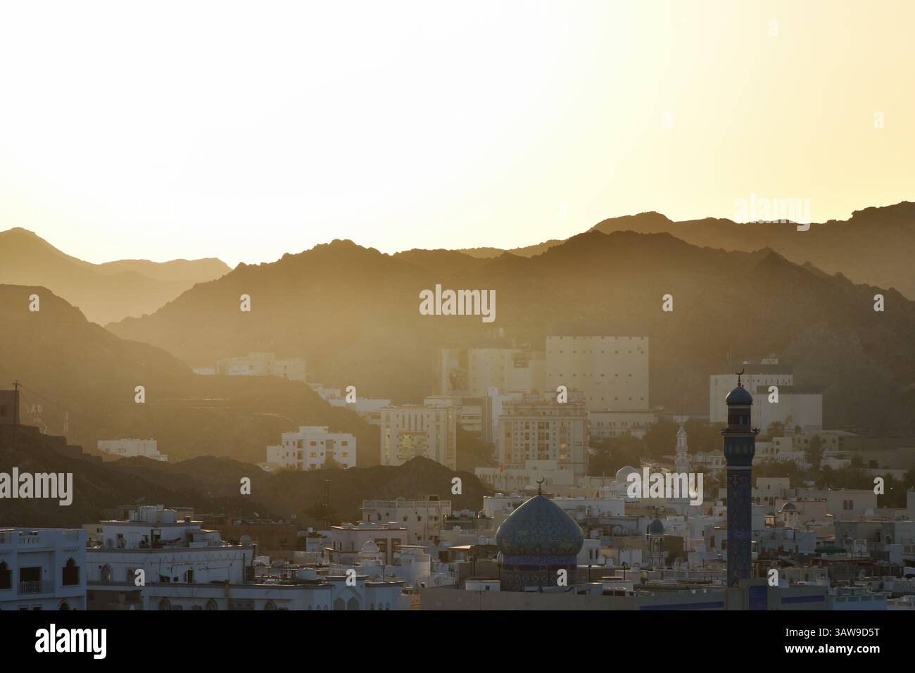 Muscat, Oman - 01 avril 2025 : vue depuis le fort de Mutrah sur Muscat et les montagnes au coucher du soleil. Sultanat d'Oman Banque D'Images