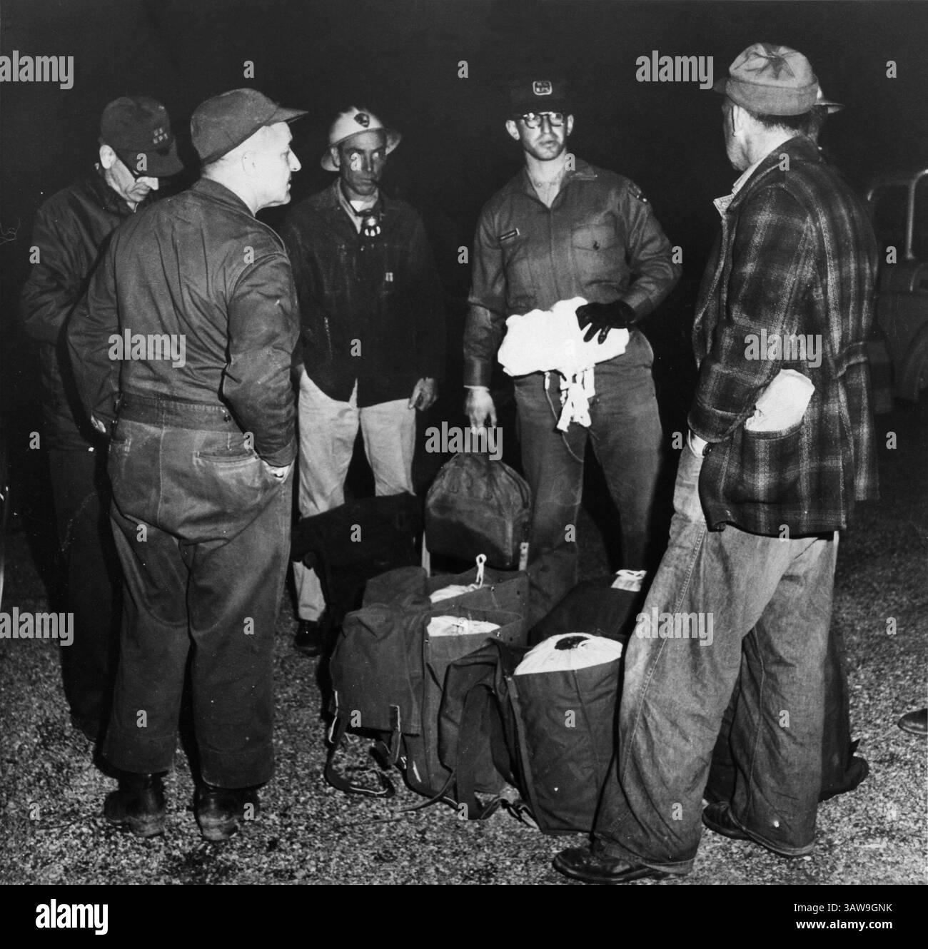 2 juin 2016 - Townsend, TN - les chercheurs se préparent à marcher jusqu'au site de l'écrasement d'un Beechcraft Model 18 qui a tué six personnes le 22 mars 1964, dans le parc national des Great Smoky Mountains. L'un des sauveteurs, Frank E. Shults, 44 ans, ouvrier d'entretien du National Park Service, est décédé après avoir subi une crise cardiaque apparente alors qu'il marchait jusqu'au site de l'accident. (Crédit image : © KNS Archive/Knoxville News Sentinel via ZUMA Wire) Banque D'Images