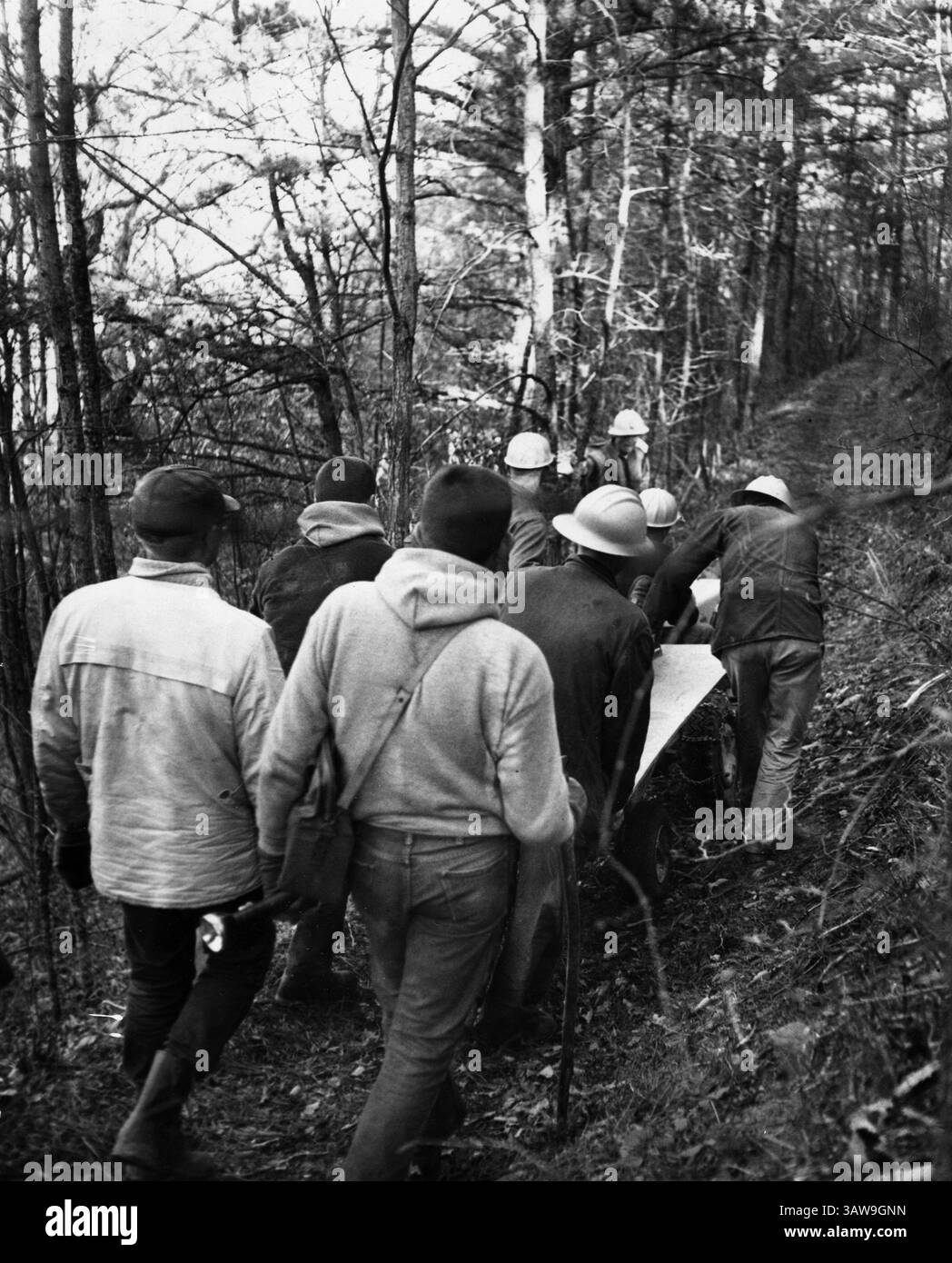 2 juin 2016 - Townsend, TN - le corps de Frank E. Shults, 44 ans, employé d'entretien du National Park Service, est récupéré après avoir subi une crise cardiaque apparente alors qu'il marchait sur les lieux d'un accident d'avion le 24 mars 1964, dans le parc national des Great Smoky Mountains. L'accident du bimoteur Beechcraft Model 18 a tué six personnes, toutes de la part de particulier Louis. (Crédit image : © KNS Archive/Knoxville News Sentinel via ZUMA Wire) Banque D'Images