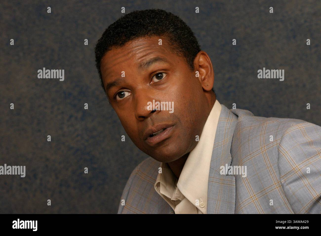 16 juillet 2004 - Hollywood, Californie, États-Unis - DENZEL WASHINGTON fait la promotion du candidat mandchurien Denzel Hayes Washington, Jr (né le 28 décembre 1954) est un acteur, réalisateur et producteur américain. Il a reçu trois Golden Globe Awards, un Tony Award et deux Academy Awards : meilleur acteur dans un second rôle pour le film dramatique de guerre historique Glory (1989) et meilleur acteur pour son rôle de flic corrompu dans le thriller crime Training Day (2001). Washington a reçu beaucoup d'éloges de la critique pour son travail cinématographique depuis les années 1980, y compris ses représentations de personnages réels tels que South African an Banque D'Images