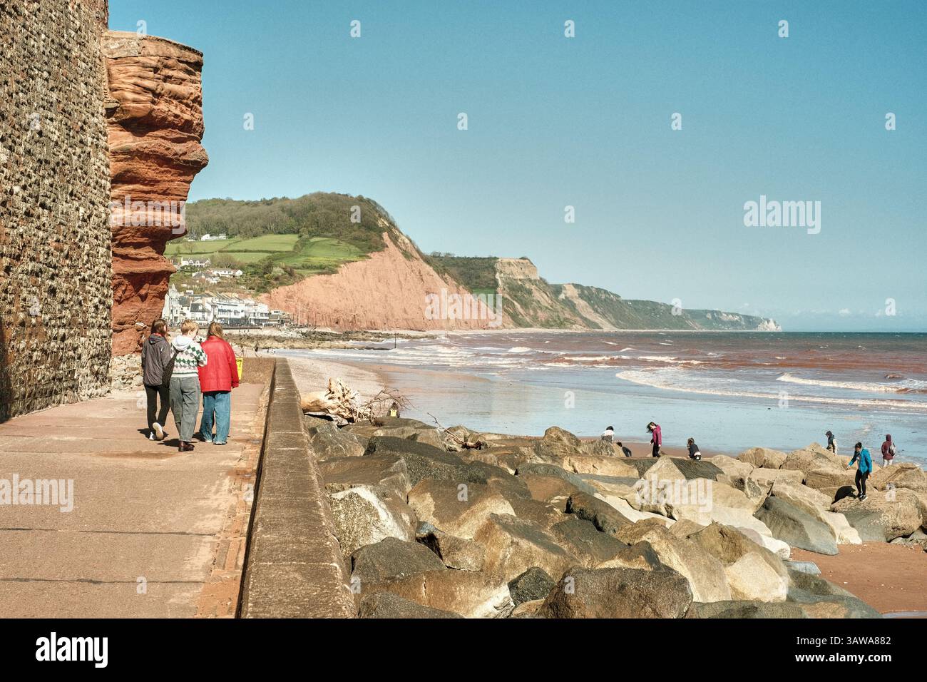 L'Esplanade de Sidmouth, Devon embrasse Chit Rocks menant de Jacob's Ladder Beach à Sidmouth Beach et Salcombe Hill sur la côte jurassique. Banque D'Images